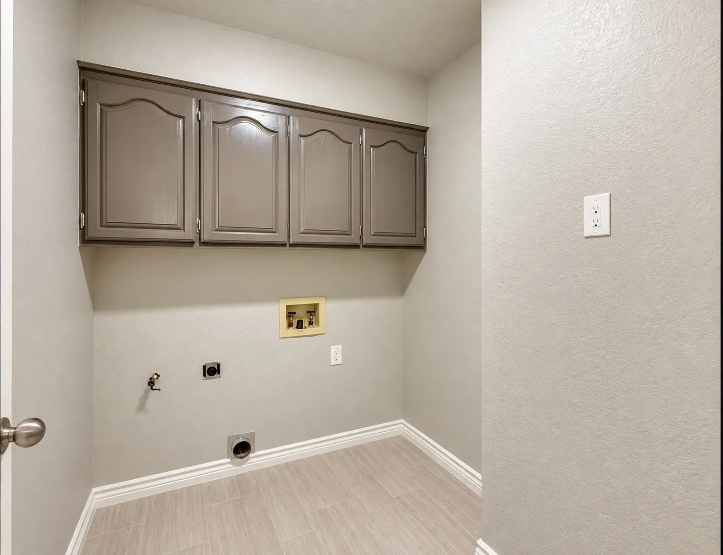 Single Family Residence For Sale in Dallas County , 1405 Hattiesburg Lane, Garland, Texas 75044, 4 Bedroom, 3 Bathroom, 3 Garage spaces, 2,685 Sqft, built in 1983, mls#21376712, Real Estate Agent in Garland, Homes For Sale in Dallas county, Homes For Sale in Garland, Realtor in Garland Texas, Real Estate Brokerage Independent Realty Texas, Luminita Cordes Realtor