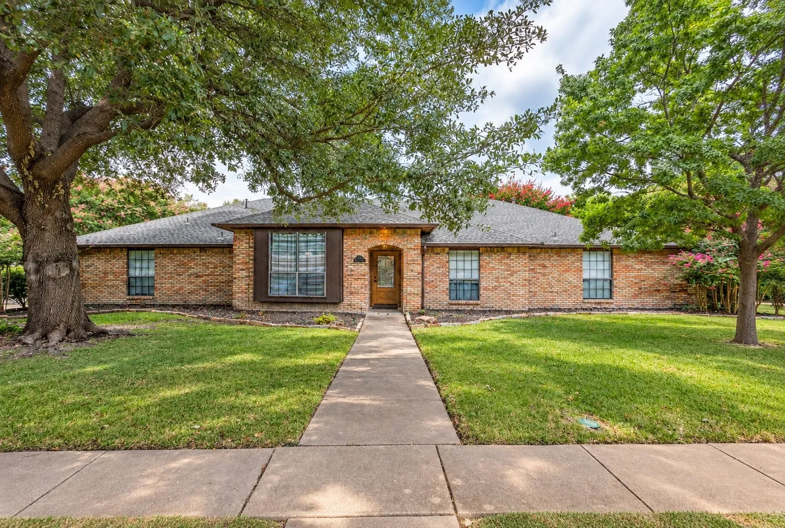 Single Family Residence For Sale in Dallas County , 1405 Hattiesburg Lane, Garland, Texas 75044, 4 Bedroom, 3 Bathroom, 3 Garage spaces, 2,685 Sqft, built in 1983, mls#21376712, Real Estate Agent in Garland, Homes For Sale in Dallas county, Homes For Sale in Garland, Realtor in Garland Texas, Real Estate Brokerage Independent Realty Texas, Luminita Cordes Realtor