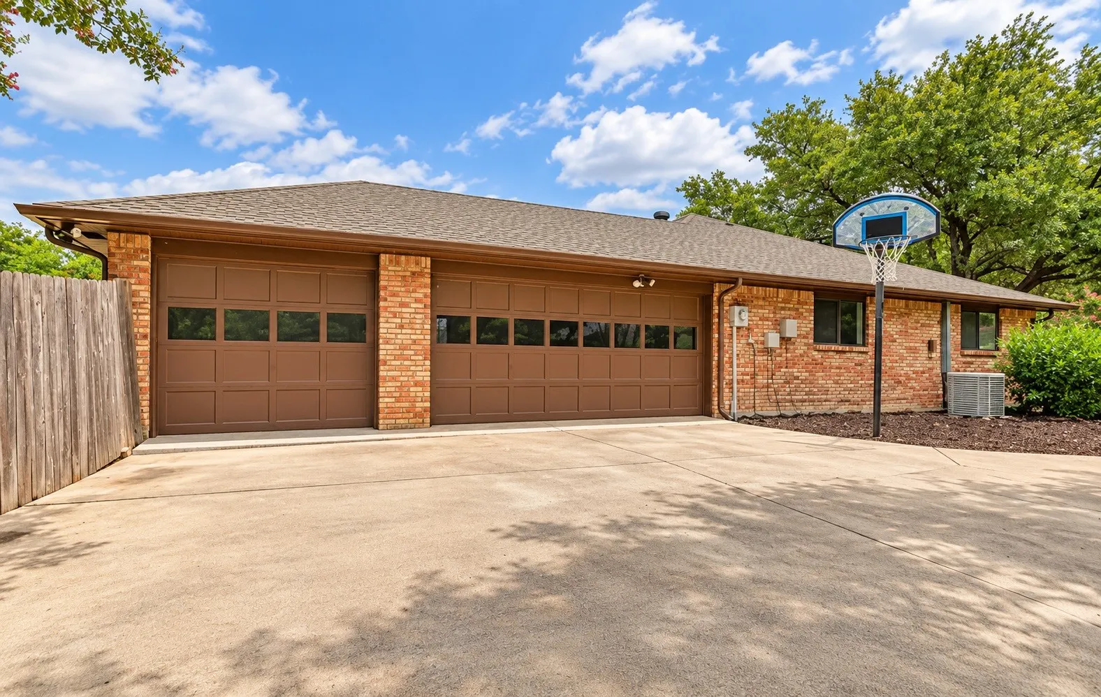 Single Family Residence For Sale in Dallas County , 1405 Hattiesburg Lane, Garland, Texas 75044, 4 Bedroom, 3 Bathroom, 3 Garage spaces, 2,685 Sqft, built in 1983, mls#21376712, Real Estate Agent in Garland, Homes For Sale in Dallas county, Homes For Sale in Garland, Realtor in Garland Texas, Real Estate Brokerage Independent Realty Texas, Luminita Cordes Realtor