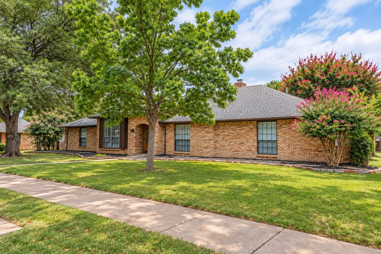 Single Family Residence For Sale in Dallas County , 1405 Hattiesburg Lane, Garland, Texas 75044, 4 Bedroom, 3 Bathroom, 3 Garage spaces, 2,685 Sqft, built in 1983, mls#21376712, Real Estate Agent in Garland, Homes For Sale in Dallas county, Homes For Sale in Garland, Realtor in Garland Texas, Real Estate Brokerage Independent Realty Texas, Luminita Cordes Realtor