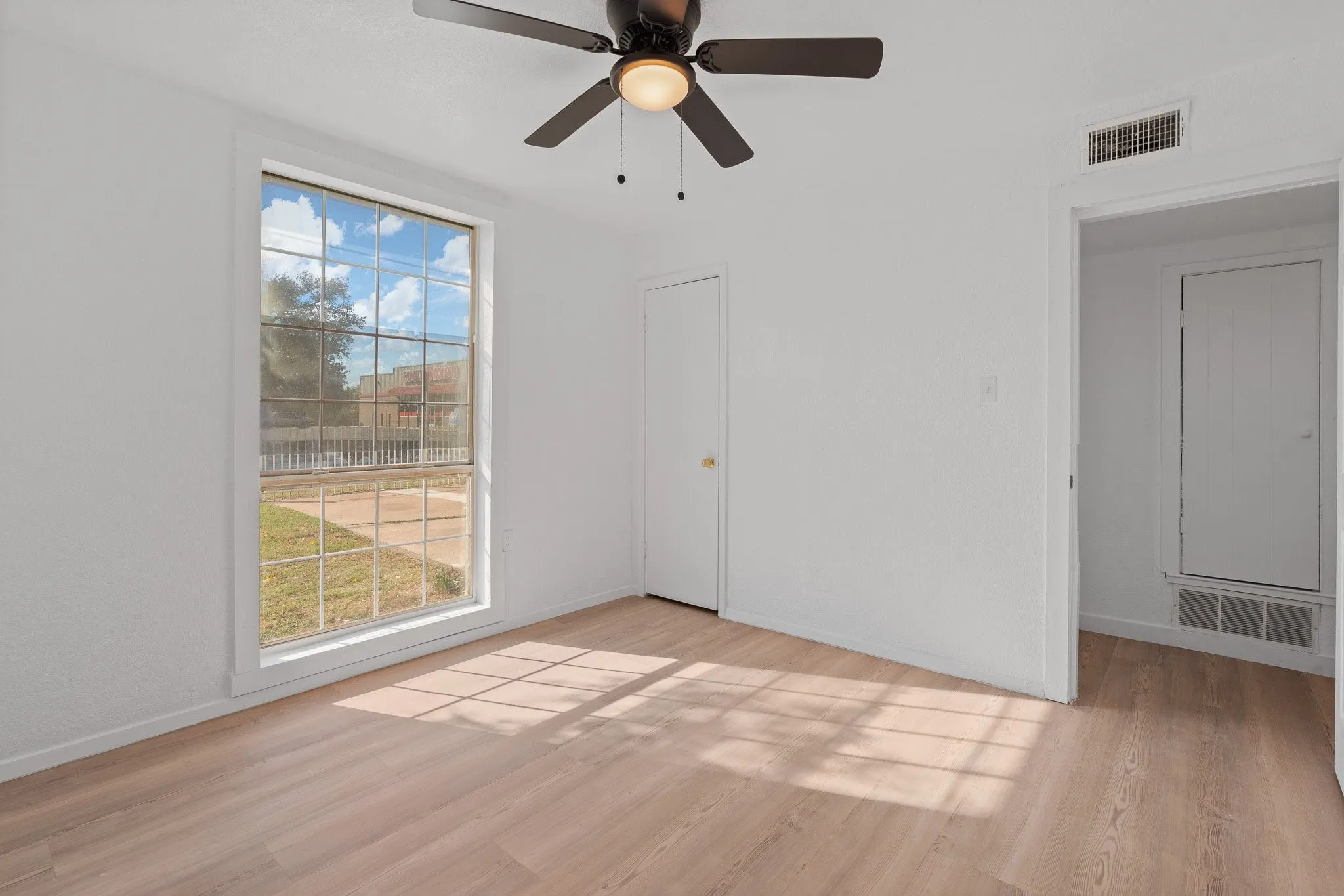 Single Family Residence For Sale in Tarrant County , 4125 Martin Street, Fort Worth, Texas 76119, 3 Bedroom, 1 Bathroom, Garage spaces, 988 Sqft, built in 1953, mls#21382703, Real Estate Agent in Fort Worth, Homes For Sale in Tarrant county, Homes For Sale in Fort Worth, Realtor in Fort Worth Texas, Real Estate Brokerage Independent Realty Texas, Luminita Cordes Realtor