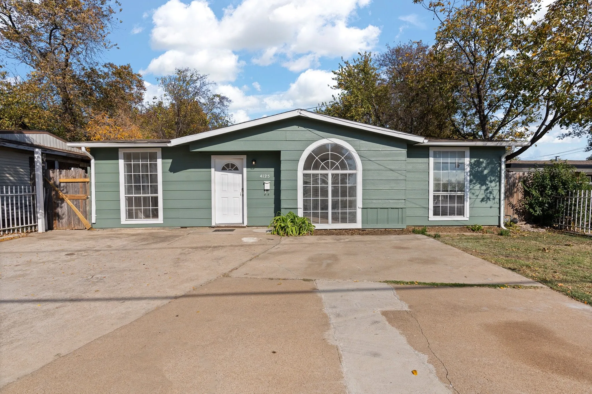 Single Family Residence For Sale in Tarrant County , 4125 Martin Street, Fort Worth, Texas 76119, 3 Bedroom, 1 Bathroom, Garage spaces, 988 Sqft, built in 1953, mls#21382703, Real Estate Agent in Fort Worth, Homes For Sale in Tarrant county, Homes For Sale in Fort Worth, Realtor in Fort Worth Texas, Real Estate Brokerage Independent Realty Texas, Luminita Cordes Realtor