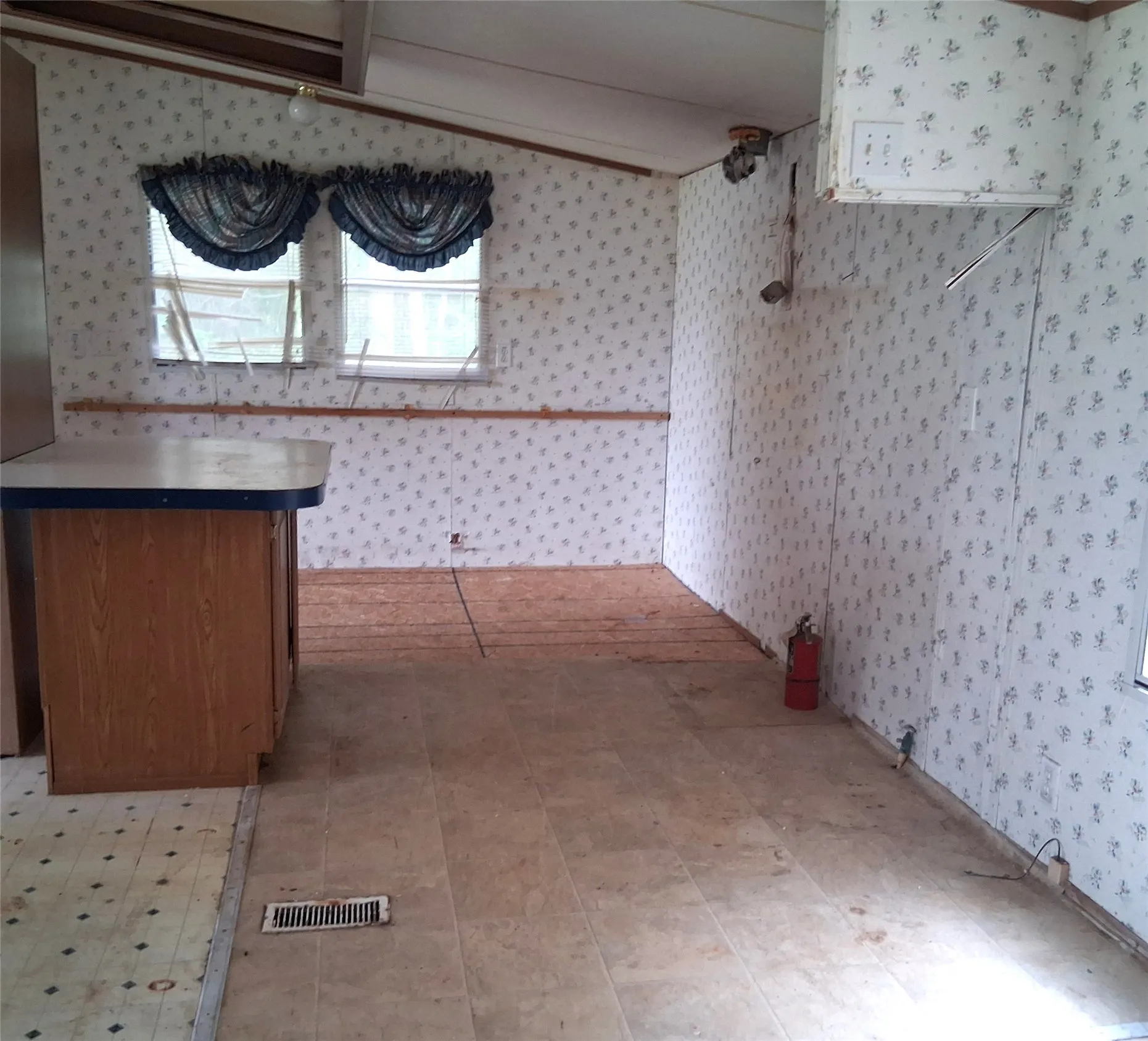 Single Family Residence For Sale in Gregg County , 4207 State Highway 42, Kilgore, Texas 75662, 3 Bedroom, 2 Bathroom, Garage spaces, 1,848 Sqft, built in 1997, mls#21382355, Real Estate Agent in Kilgore, Homes For Sale in Gregg county, Homes For Sale in Kilgore, Realtor in Kilgore Texas, Real Estate Brokerage Independent Realty Texas, Luminita Cordes Realtor