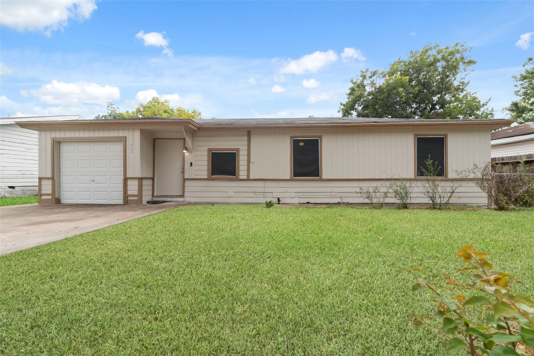 Single Family Residence For Rent in Harris County , 11715 Almeda Genoa Road, Houston, Texas 77034, 3 Bedroom, 1 Bathroom, 1 Garage spaces, 1,524 Sqft, built in 1957, mls#21382867, Real Estate Agent in Houston, Homes For Rent in Harris county, Homes For Rent in Houston, Realtor in Houston Texas, Real Estate Brokerage Independent Realty Texas, Luminita Cordes Realtor