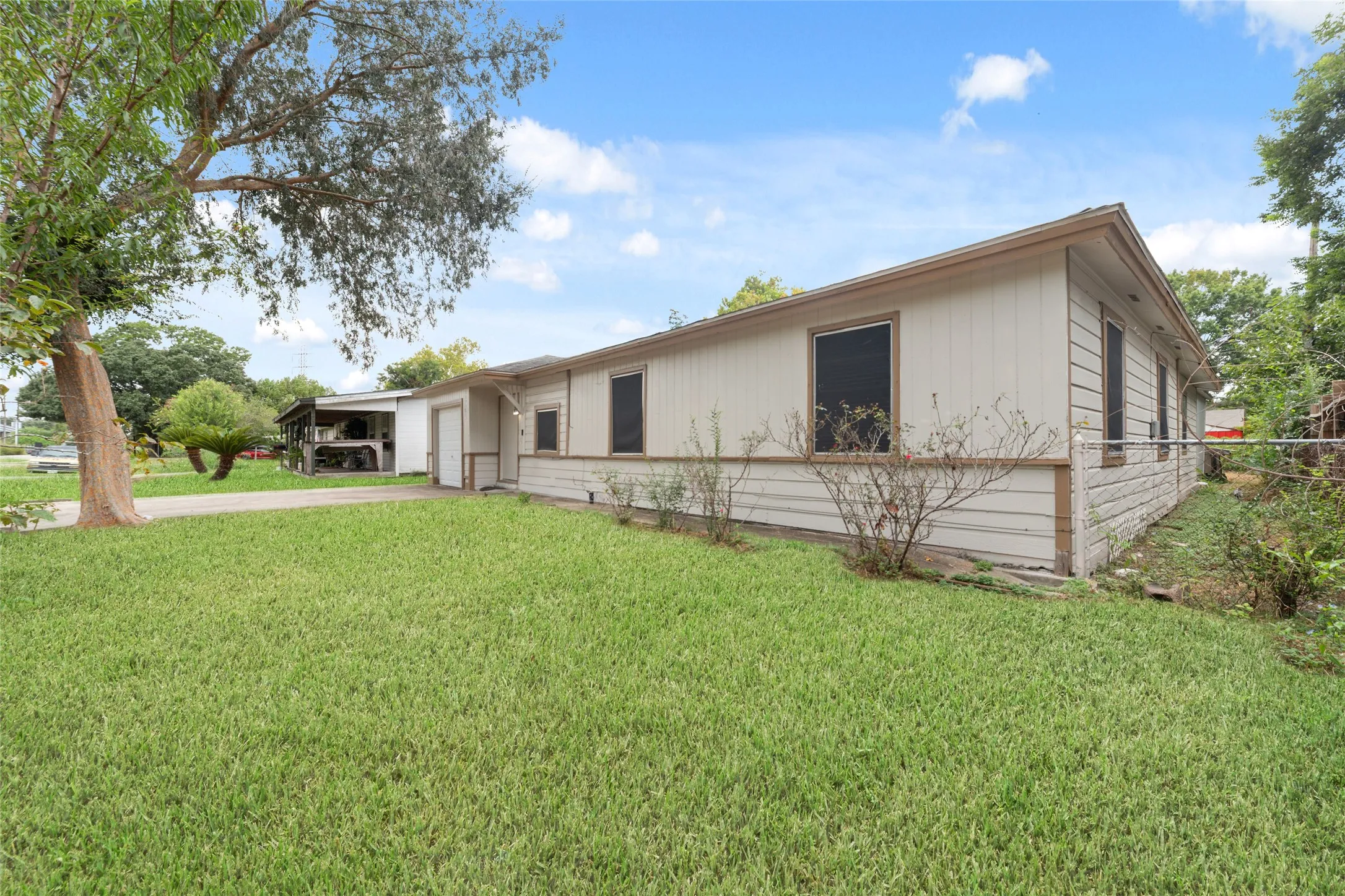 Single Family Residence For Rent in Harris County , 11715 Almeda Genoa Road, Houston, Texas 77034, 3 Bedroom, 1 Bathroom, 1 Garage spaces, 1,524 Sqft, built in 1957, mls#21382867, Real Estate Agent in Houston, Homes For Rent in Harris county, Homes For Rent in Houston, Realtor in Houston Texas, Real Estate Brokerage Independent Realty Texas, Luminita Cordes Realtor