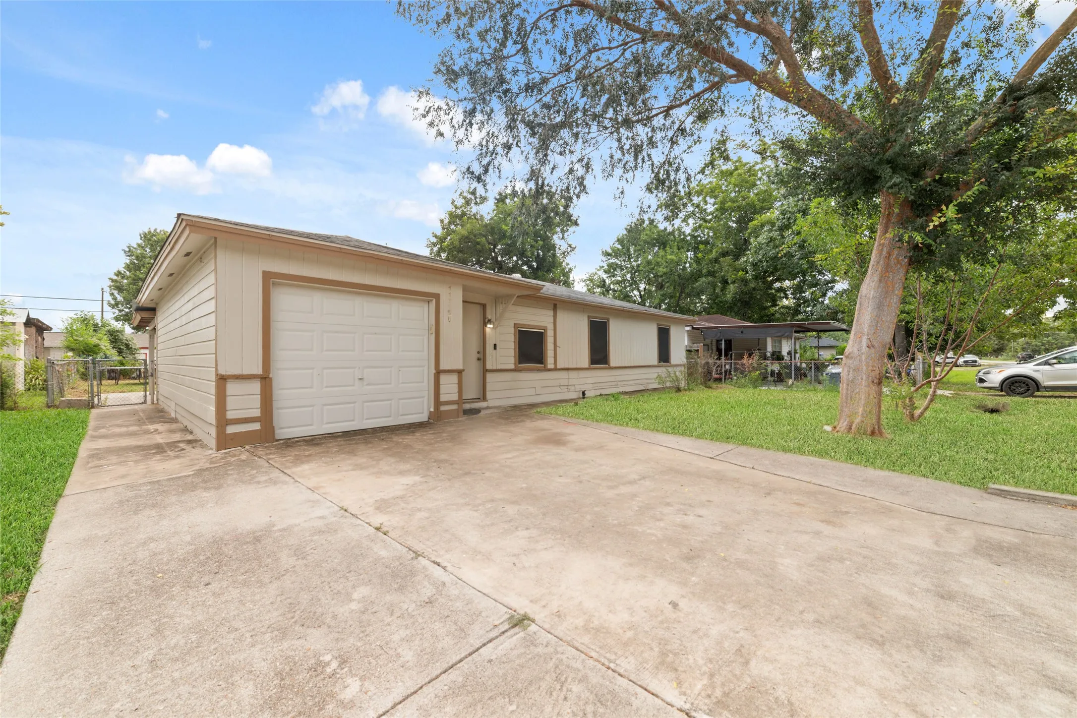 Single Family Residence For Rent in Harris County , 11715 Almeda Genoa Road, Houston, Texas 77034, 3 Bedroom, 1 Bathroom, 1 Garage spaces, 1,524 Sqft, built in 1957, mls#21382867, Real Estate Agent in Houston, Homes For Rent in Harris county, Homes For Rent in Houston, Realtor in Houston Texas, Real Estate Brokerage Independent Realty Texas, Luminita Cordes Realtor