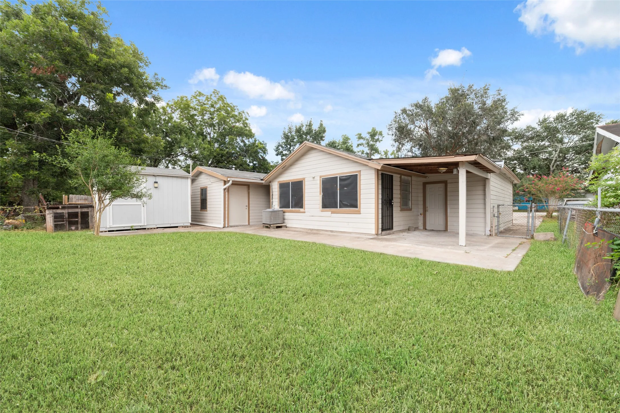 Single Family Residence For Rent in Harris County , 11715 Almeda Genoa Road, Houston, Texas 77034, 3 Bedroom, 1 Bathroom, 1 Garage spaces, 1,524 Sqft, built in 1957, mls#21382867, Real Estate Agent in Houston, Homes For Rent in Harris county, Homes For Rent in Houston, Realtor in Houston Texas, Real Estate Brokerage Independent Realty Texas, Luminita Cordes Realtor