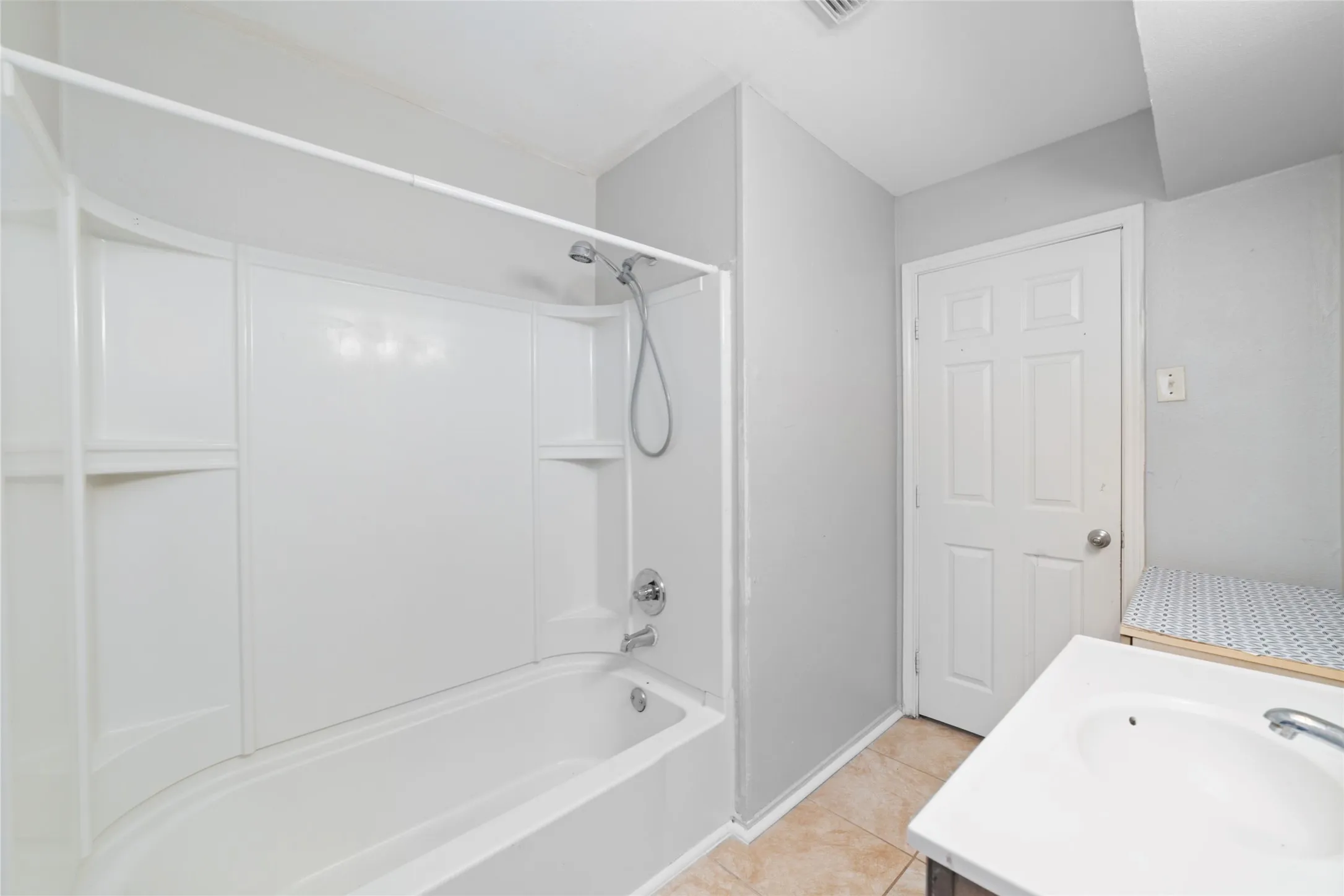 Single Family Residence For Rent in Harris County , 11715 Almeda Genoa Road, Houston, Texas 77034, 3 Bedroom, 1 Bathroom, 1 Garage spaces, 1,524 Sqft, built in 1957, mls#21382867, Real Estate Agent in Houston, Homes For Rent in Harris county, Homes For Rent in Houston, Realtor in Houston Texas, Real Estate Brokerage Independent Realty Texas, Luminita Cordes Realtor