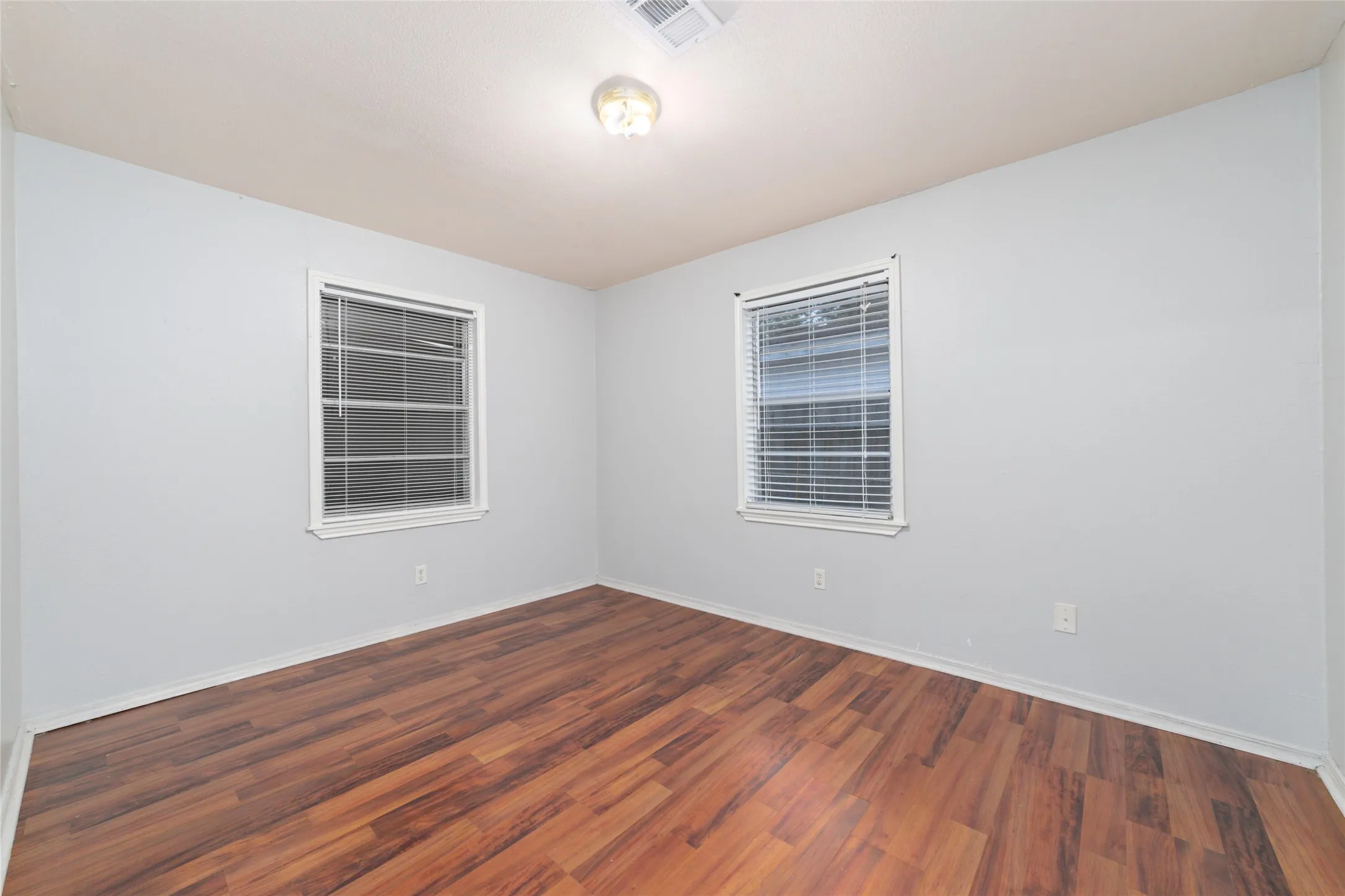 Single Family Residence For Rent in Harris County , 11715 Almeda Genoa Road, Houston, Texas 77034, 3 Bedroom, 1 Bathroom, 1 Garage spaces, 1,524 Sqft, built in 1957, mls#21382867, Real Estate Agent in Houston, Homes For Rent in Harris county, Homes For Rent in Houston, Realtor in Houston Texas, Real Estate Brokerage Independent Realty Texas, Luminita Cordes Realtor