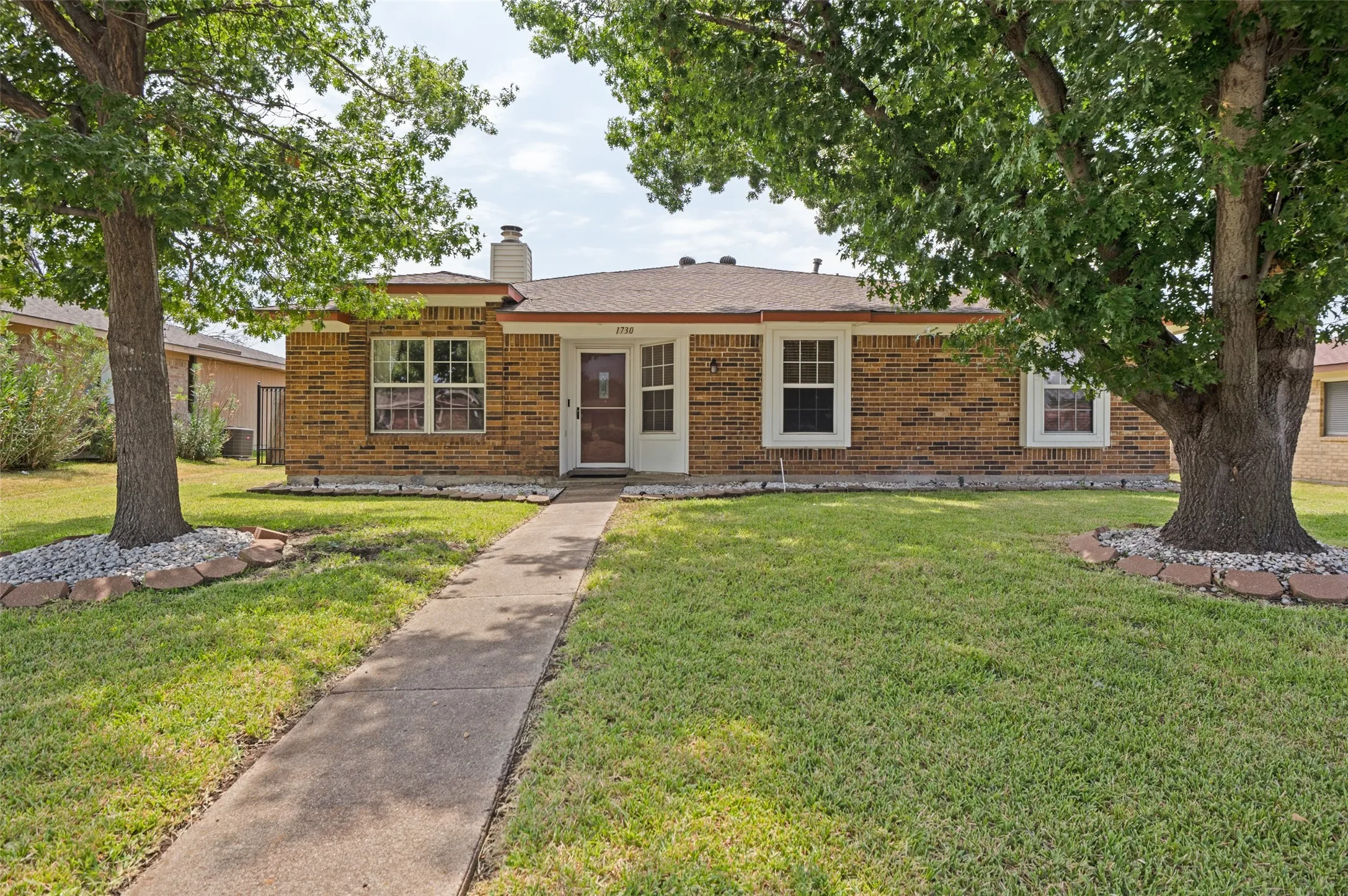 Single Family Residence For Sale in Denton County , 1730 Glencairn Lane, Lewisville, Texas 75067, 3 Bedroom, 2 Bathroom, 2 Garage spaces, 1,634 Sqft, built in 1984, mls#21382850, Real Estate Agent in Lewisville, Homes For Sale in Denton county, Homes For Sale in Lewisville, Realtor in Lewisville Texas, Real Estate Brokerage Independent Realty Texas, Luminita Cordes Realtor