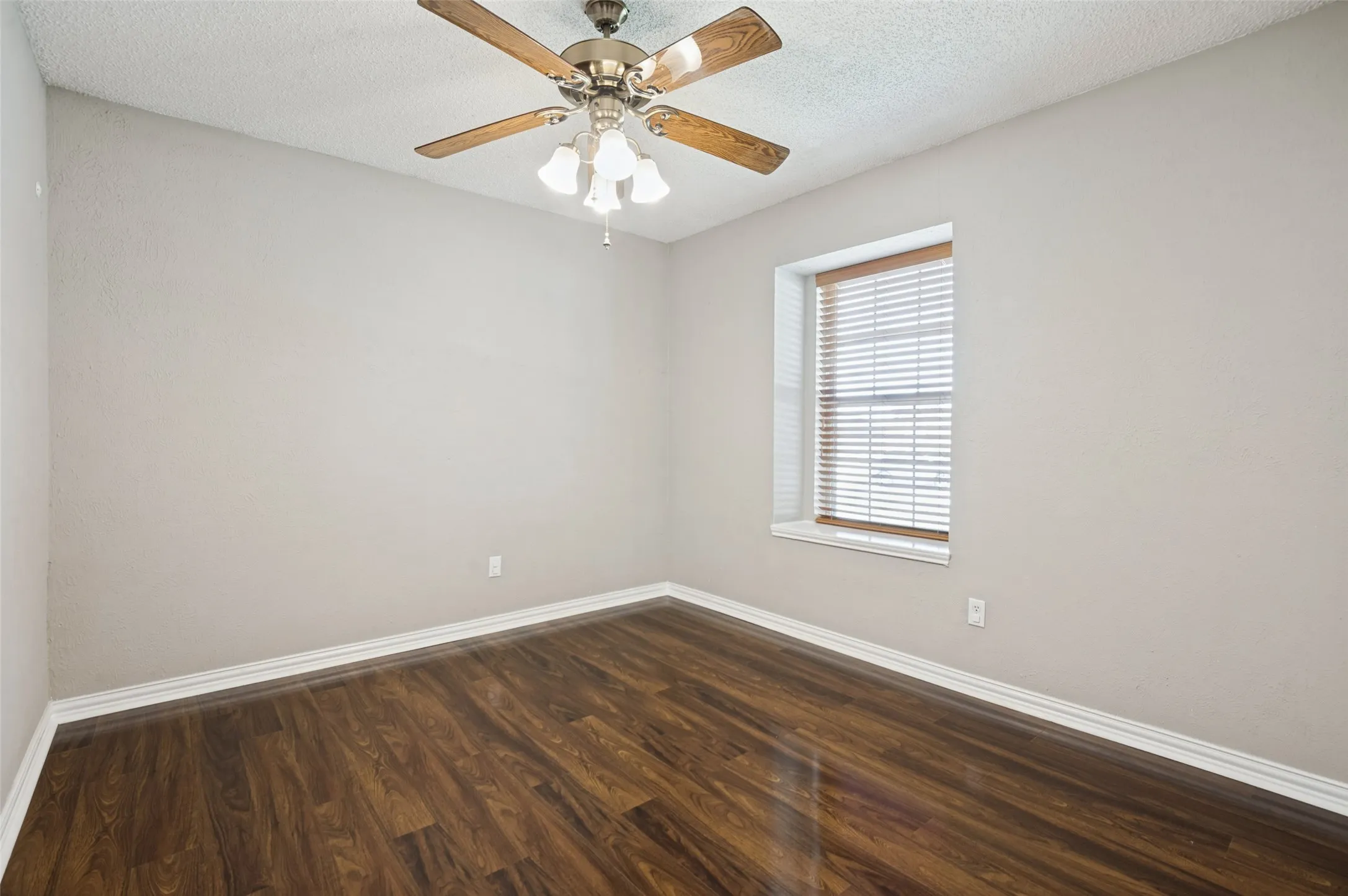 Single Family Residence For Sale in Denton County , 1730 Glencairn Lane, Lewisville, Texas 75067, 3 Bedroom, 2 Bathroom, 2 Garage spaces, 1,634 Sqft, built in 1984, mls#21382850, Real Estate Agent in Lewisville, Homes For Sale in Denton county, Homes For Sale in Lewisville, Realtor in Lewisville Texas, Real Estate Brokerage Independent Realty Texas, Luminita Cordes Realtor