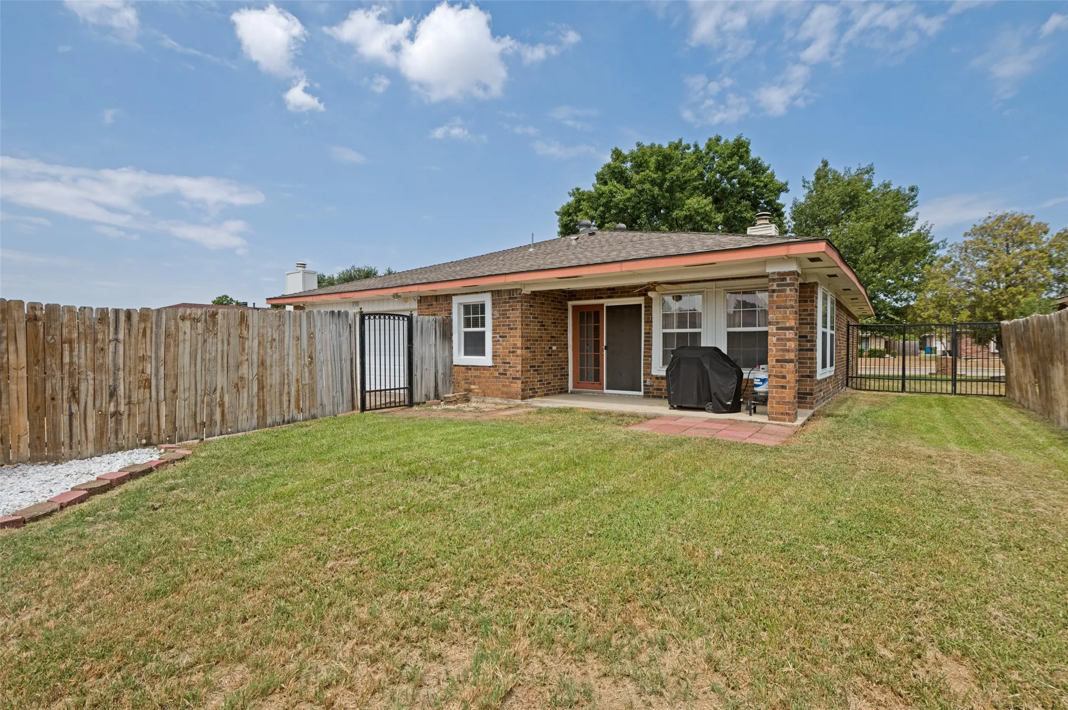 Single Family Residence For Sale in Denton County , 1730 Glencairn Lane, Lewisville, Texas 75067, 3 Bedroom, 2 Bathroom, 2 Garage spaces, 1,634 Sqft, built in 1984, mls#21382850, Real Estate Agent in Lewisville, Homes For Sale in Denton county, Homes For Sale in Lewisville, Realtor in Lewisville Texas, Real Estate Brokerage Independent Realty Texas, Luminita Cordes Realtor