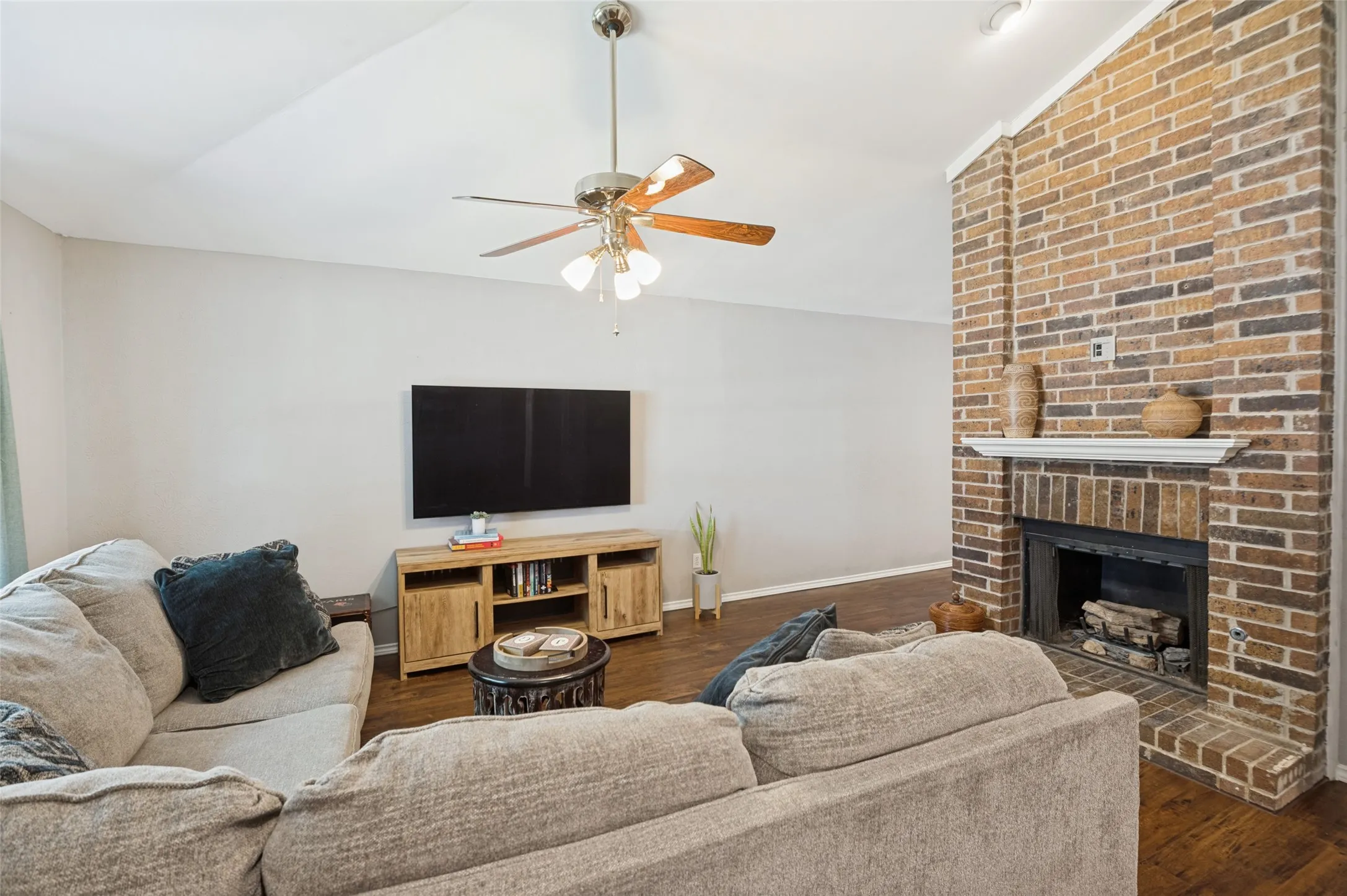 Single Family Residence For Sale in Denton County , 1730 Glencairn Lane, Lewisville, Texas 75067, 3 Bedroom, 2 Bathroom, 2 Garage spaces, 1,634 Sqft, built in 1984, mls#21382850, Real Estate Agent in Lewisville, Homes For Sale in Denton county, Homes For Sale in Lewisville, Realtor in Lewisville Texas, Real Estate Brokerage Independent Realty Texas, Luminita Cordes Realtor