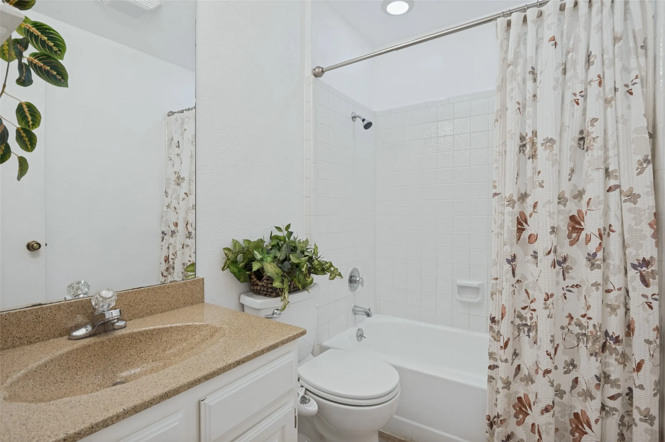 Single Family Residence For Sale in Denton County , 1730 Glencairn Lane, Lewisville, Texas 75067, 3 Bedroom, 2 Bathroom, 2 Garage spaces, 1,634 Sqft, built in 1984, mls#21382850, Real Estate Agent in Lewisville, Homes For Sale in Denton county, Homes For Sale in Lewisville, Realtor in Lewisville Texas, Real Estate Brokerage Independent Realty Texas, Luminita Cordes Realtor
