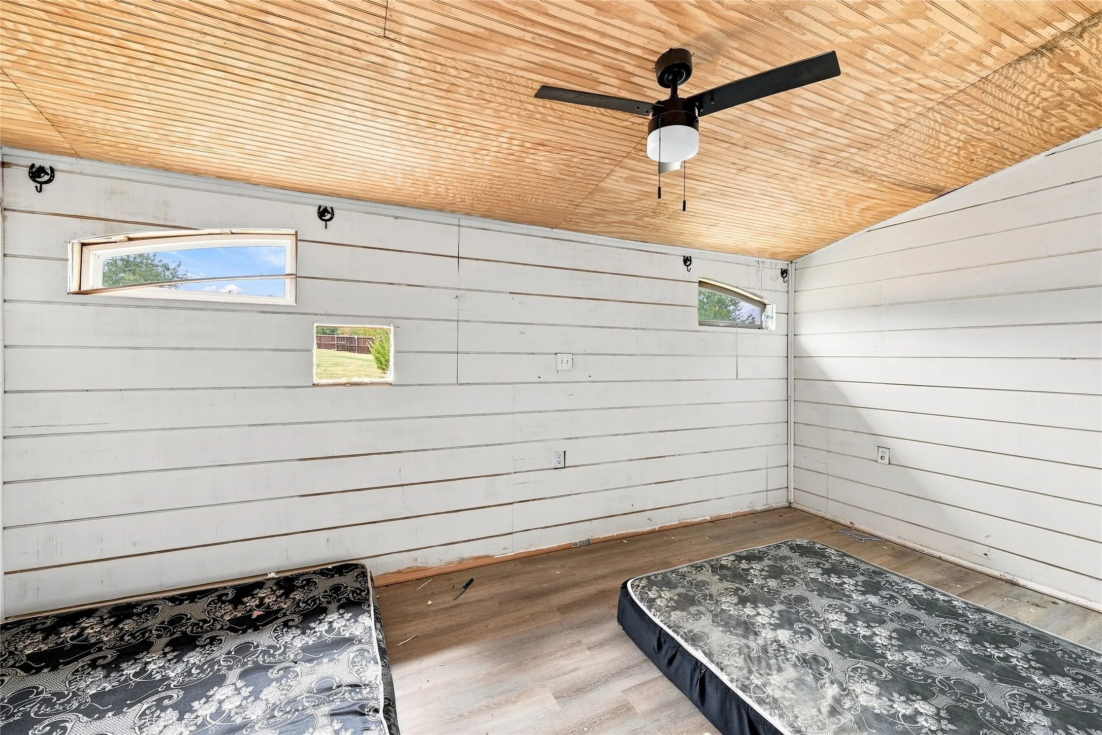 Mobile Home For Sale in Ellis County , 2008 Highridge Lane, Midlothian, Texas 76065, 3 Bedroom, 2 Bathroom, Garage spaces, 1,464 Sqft, built in 1981, mls#21382200, Real Estate Agent in Midlothian, Homes For Sale in Ellis county, Homes For Sale in Midlothian, Realtor in Midlothian Texas, Real Estate Brokerage Independent Realty Texas, Luminita Cordes Realtor