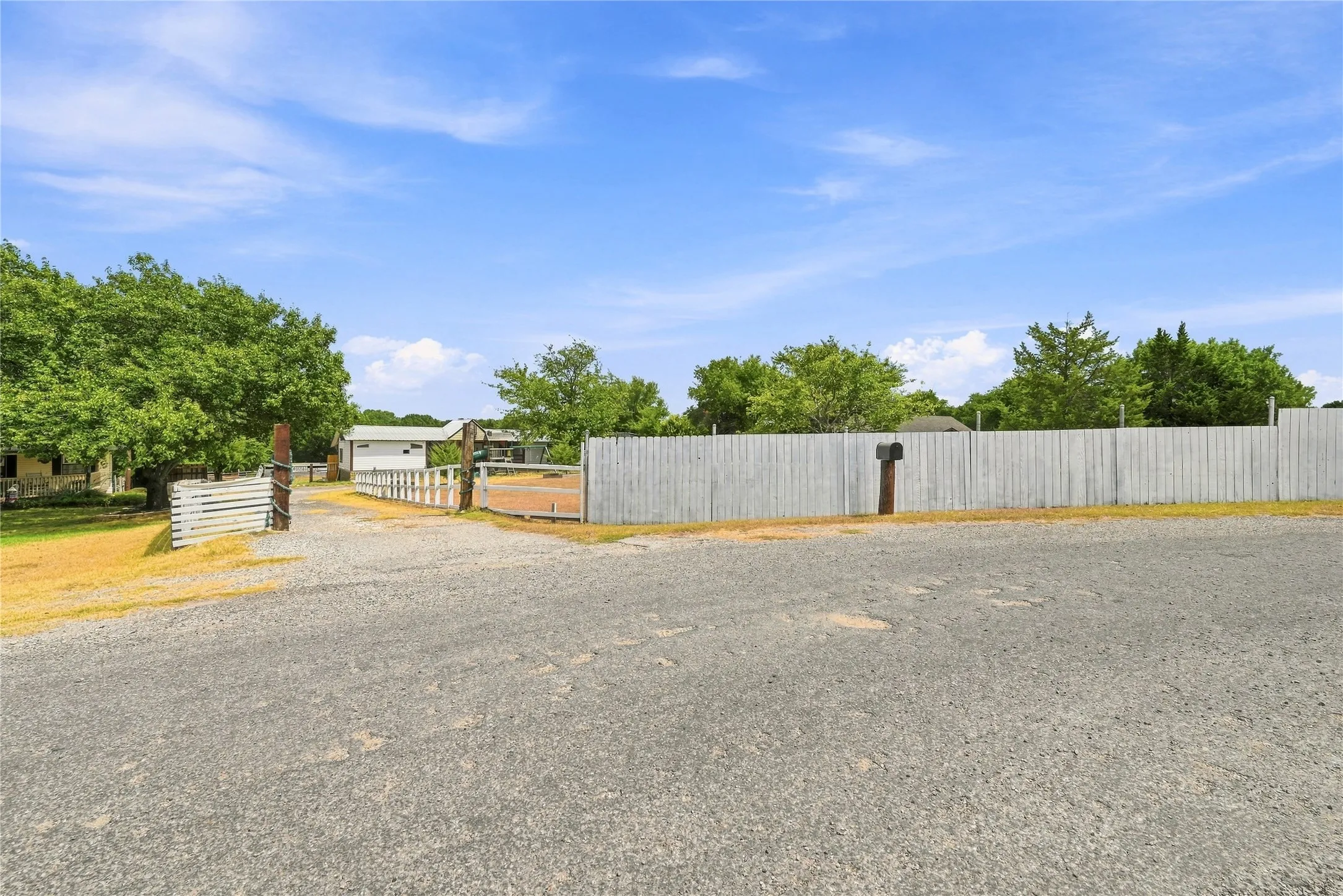 Mobile Home For Sale in Ellis County , 2008 Highridge Lane, Midlothian, Texas 76065, 3 Bedroom, 2 Bathroom, Garage spaces, 1,464 Sqft, built in 1981, mls#21382200, Real Estate Agent in Midlothian, Homes For Sale in Ellis county, Homes For Sale in Midlothian, Realtor in Midlothian Texas, Real Estate Brokerage Independent Realty Texas, Luminita Cordes Realtor