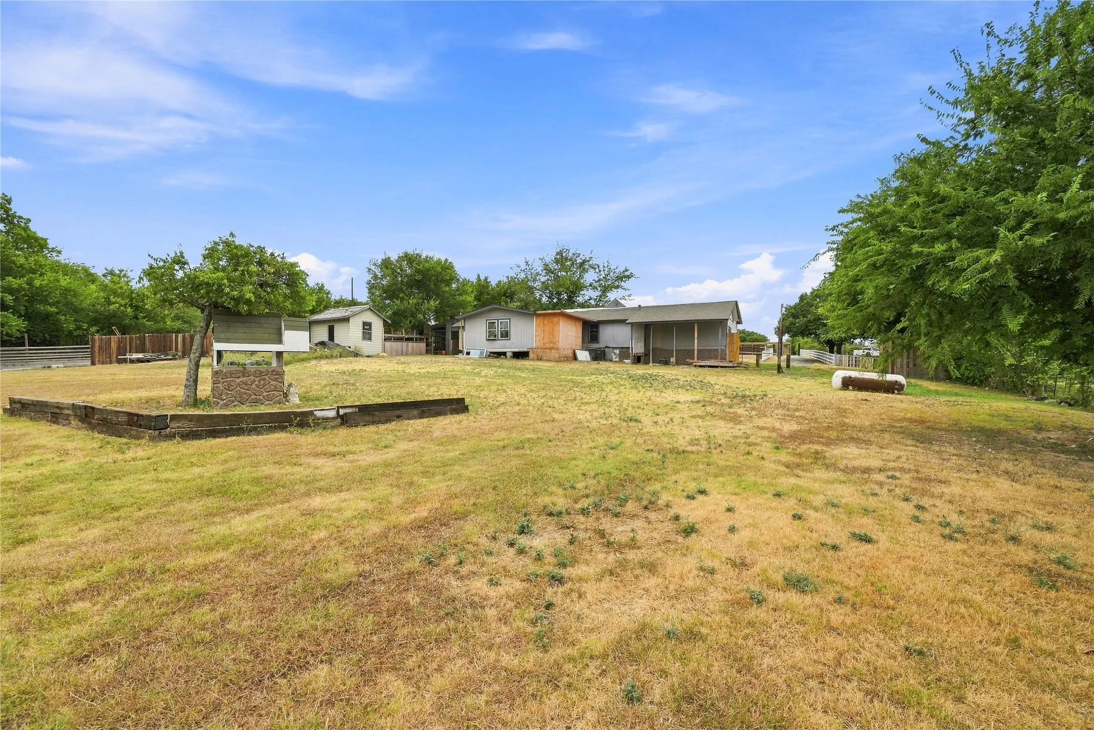 Mobile Home For Sale in Ellis County , 2008 Highridge Lane, Midlothian, Texas 76065, 3 Bedroom, 2 Bathroom, Garage spaces, 1,464 Sqft, built in 1981, mls#21382200, Real Estate Agent in Midlothian, Homes For Sale in Ellis county, Homes For Sale in Midlothian, Realtor in Midlothian Texas, Real Estate Brokerage Independent Realty Texas, Luminita Cordes Realtor