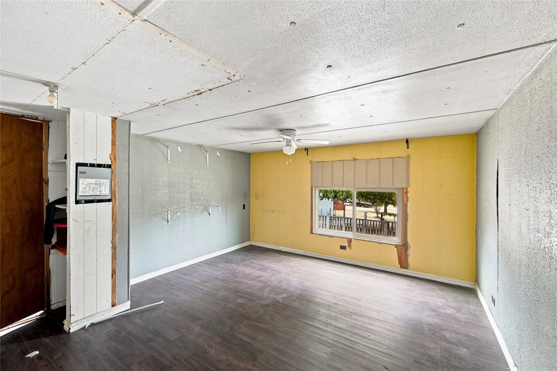 Mobile Home For Sale in Ellis County , 2008 Highridge Lane, Midlothian, Texas 76065, 3 Bedroom, 2 Bathroom, Garage spaces, 1,464 Sqft, built in 1981, mls#21382200, Real Estate Agent in Midlothian, Homes For Sale in Ellis county, Homes For Sale in Midlothian, Realtor in Midlothian Texas, Real Estate Brokerage Independent Realty Texas, Luminita Cordes Realtor