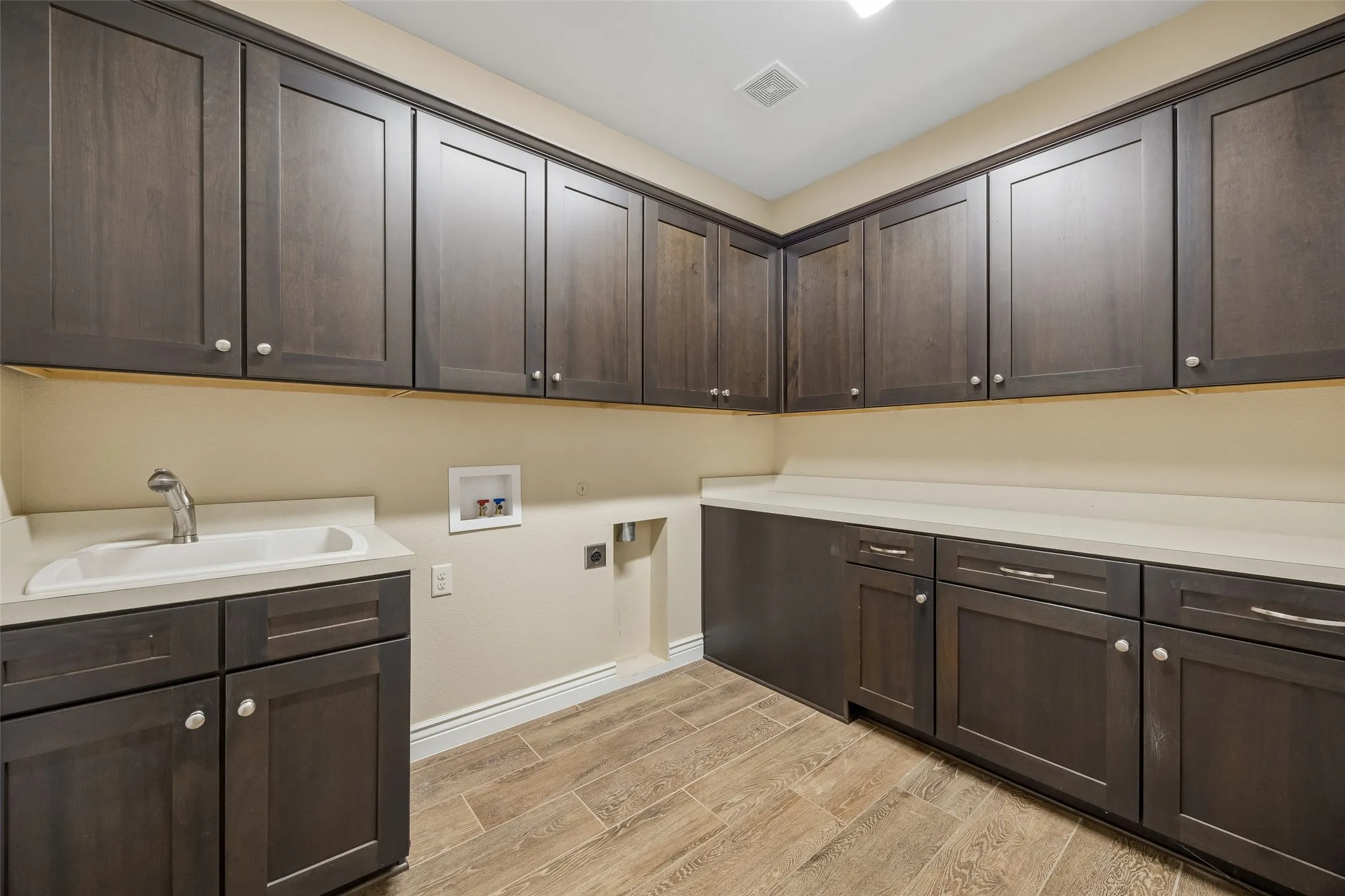 Single Family Residence For Sale in Denton County , 11901 Southerland Drive, Denton, Texas 76207, 2 Bedroom, 4 Bathroom, 3 Garage spaces, 2,890 Sqft, built in 2015, mls#21382083, Real Estate Agent in Denton, Homes For Sale in Denton county, Homes For Sale in Denton, Realtor in Denton Texas, Real Estate Brokerage Independent Realty Texas, Luminita Cordes Realtor