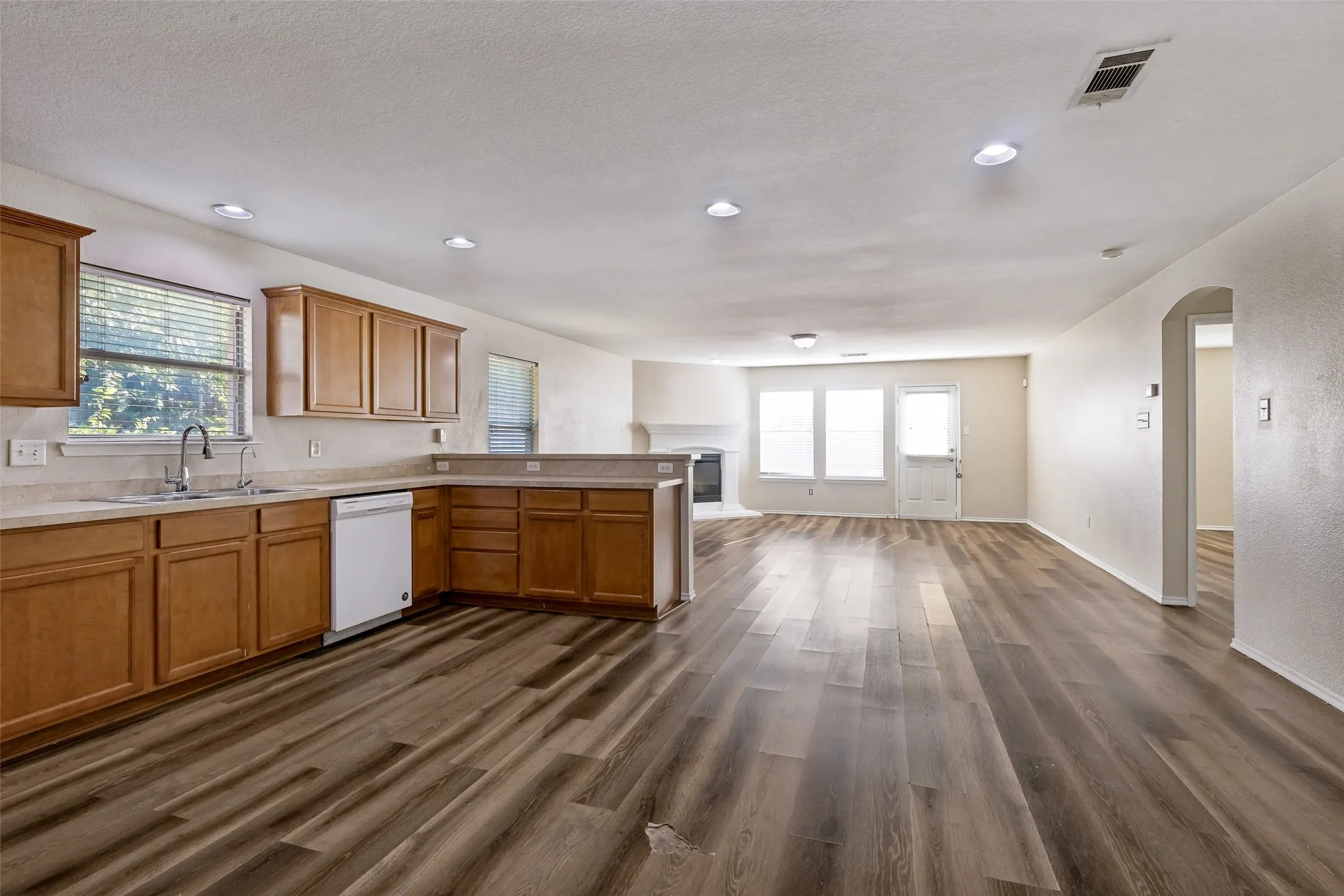 Single Family Residence For Sale in Tarrant County , 10417 Winding Passage Way, Fort Worth, Texas 76131, 4 Bedroom, 2 Bathroom, 2 Garage spaces, 1,984 Sqft, built in 2006, mls#21382698, Real Estate Agent in Fort Worth, Homes For Sale in Tarrant county, Homes For Sale in Fort Worth, Realtor in Fort Worth Texas, Real Estate Brokerage Independent Realty Texas, Luminita Cordes Realtor