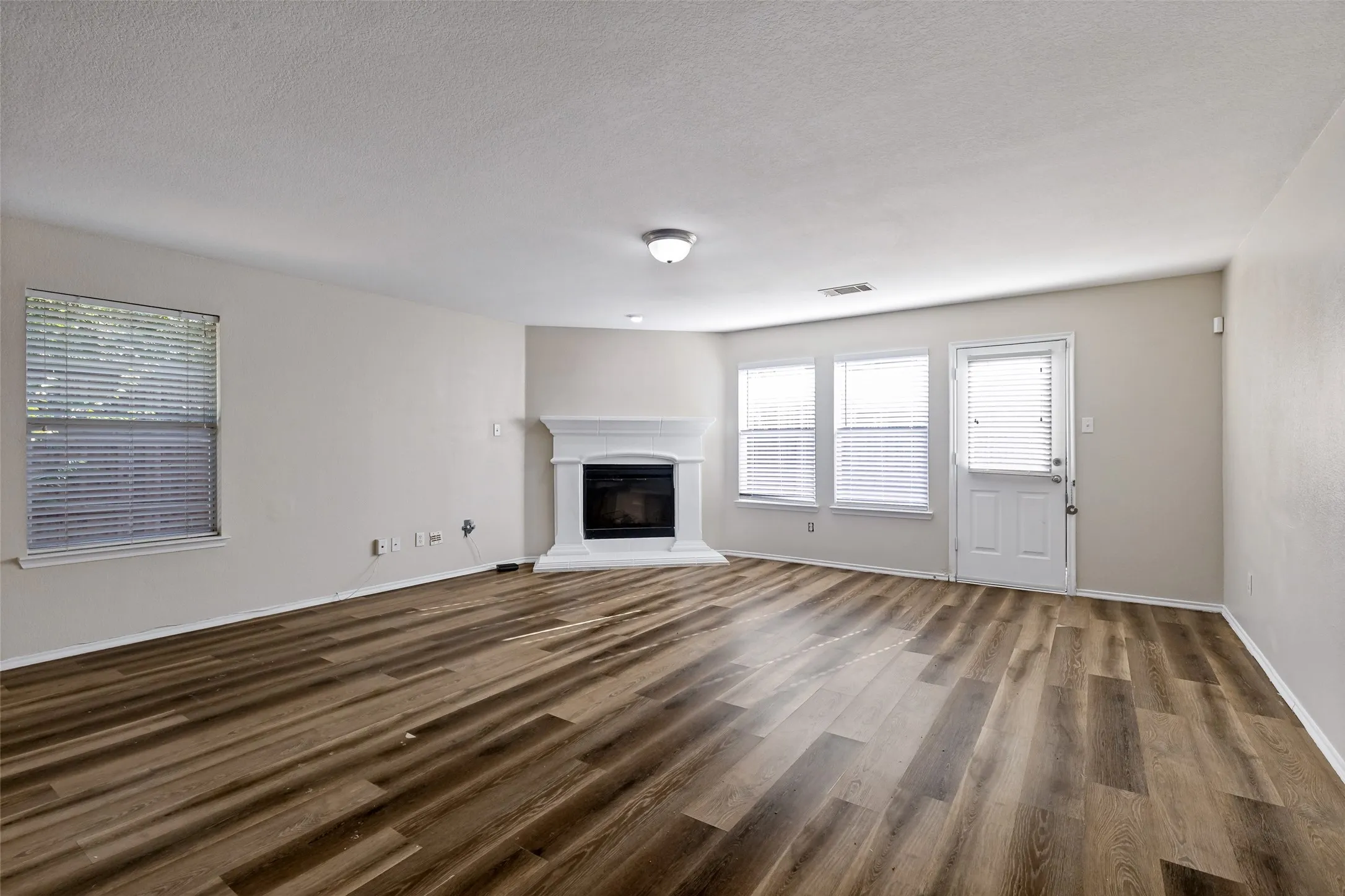 Single Family Residence For Sale in Tarrant County , 10417 Winding Passage Way, Fort Worth, Texas 76131, 4 Bedroom, 2 Bathroom, 2 Garage spaces, 1,984 Sqft, built in 2006, mls#21382698, Real Estate Agent in Fort Worth, Homes For Sale in Tarrant county, Homes For Sale in Fort Worth, Realtor in Fort Worth Texas, Real Estate Brokerage Independent Realty Texas, Luminita Cordes Realtor