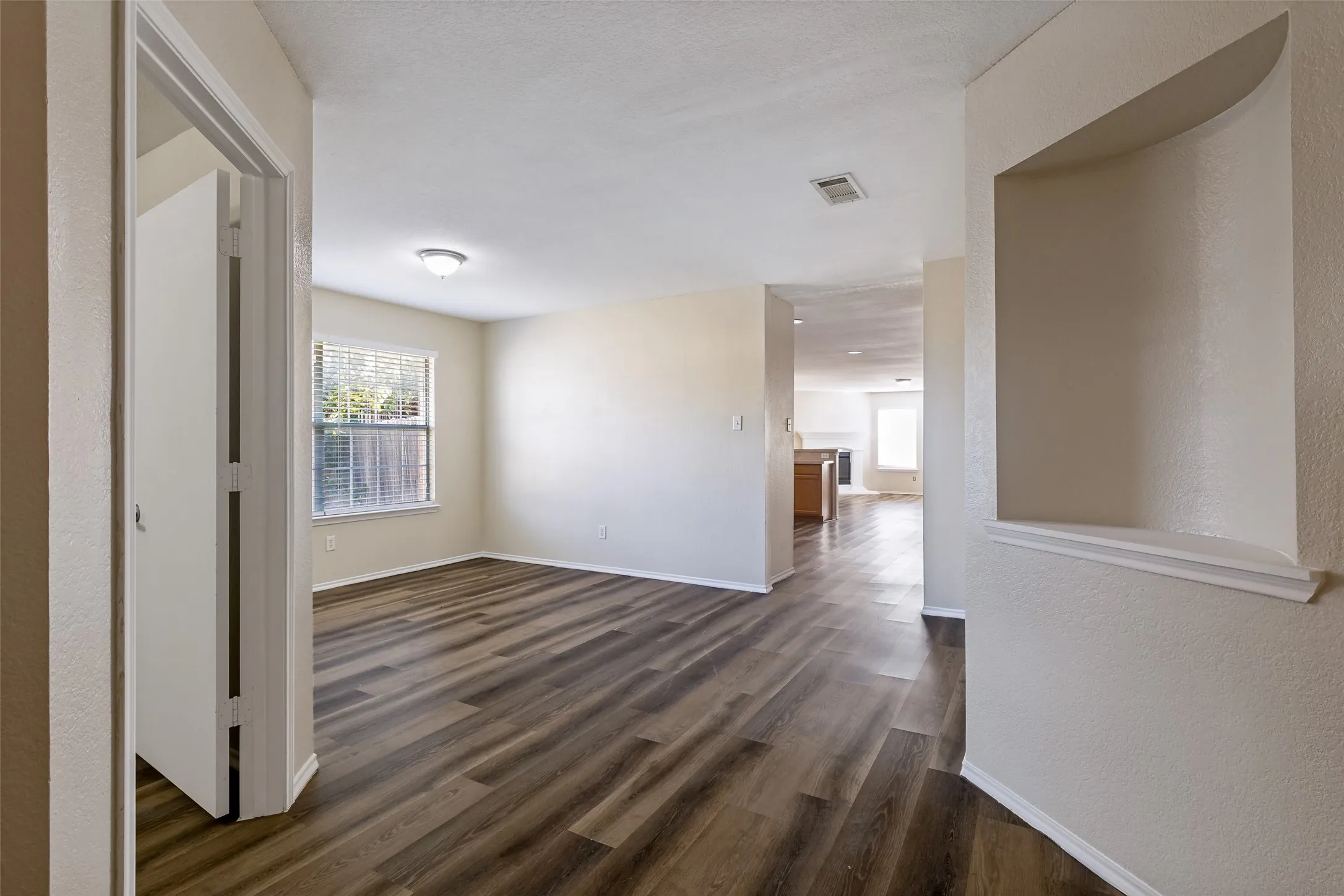 Single Family Residence For Sale in Tarrant County , 10417 Winding Passage Way, Fort Worth, Texas 76131, 4 Bedroom, 2 Bathroom, 2 Garage spaces, 1,984 Sqft, built in 2006, mls#21382698, Real Estate Agent in Fort Worth, Homes For Sale in Tarrant county, Homes For Sale in Fort Worth, Realtor in Fort Worth Texas, Real Estate Brokerage Independent Realty Texas, Luminita Cordes Realtor