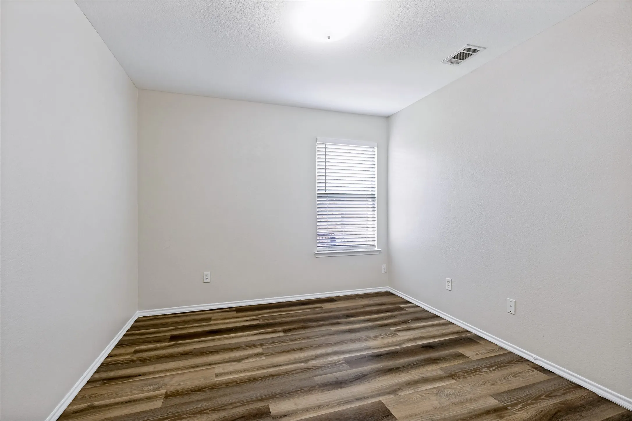Single Family Residence For Sale in Tarrant County , 10417 Winding Passage Way, Fort Worth, Texas 76131, 4 Bedroom, 2 Bathroom, 2 Garage spaces, 1,984 Sqft, built in 2006, mls#21382698, Real Estate Agent in Fort Worth, Homes For Sale in Tarrant county, Homes For Sale in Fort Worth, Realtor in Fort Worth Texas, Real Estate Brokerage Independent Realty Texas, Luminita Cordes Realtor
