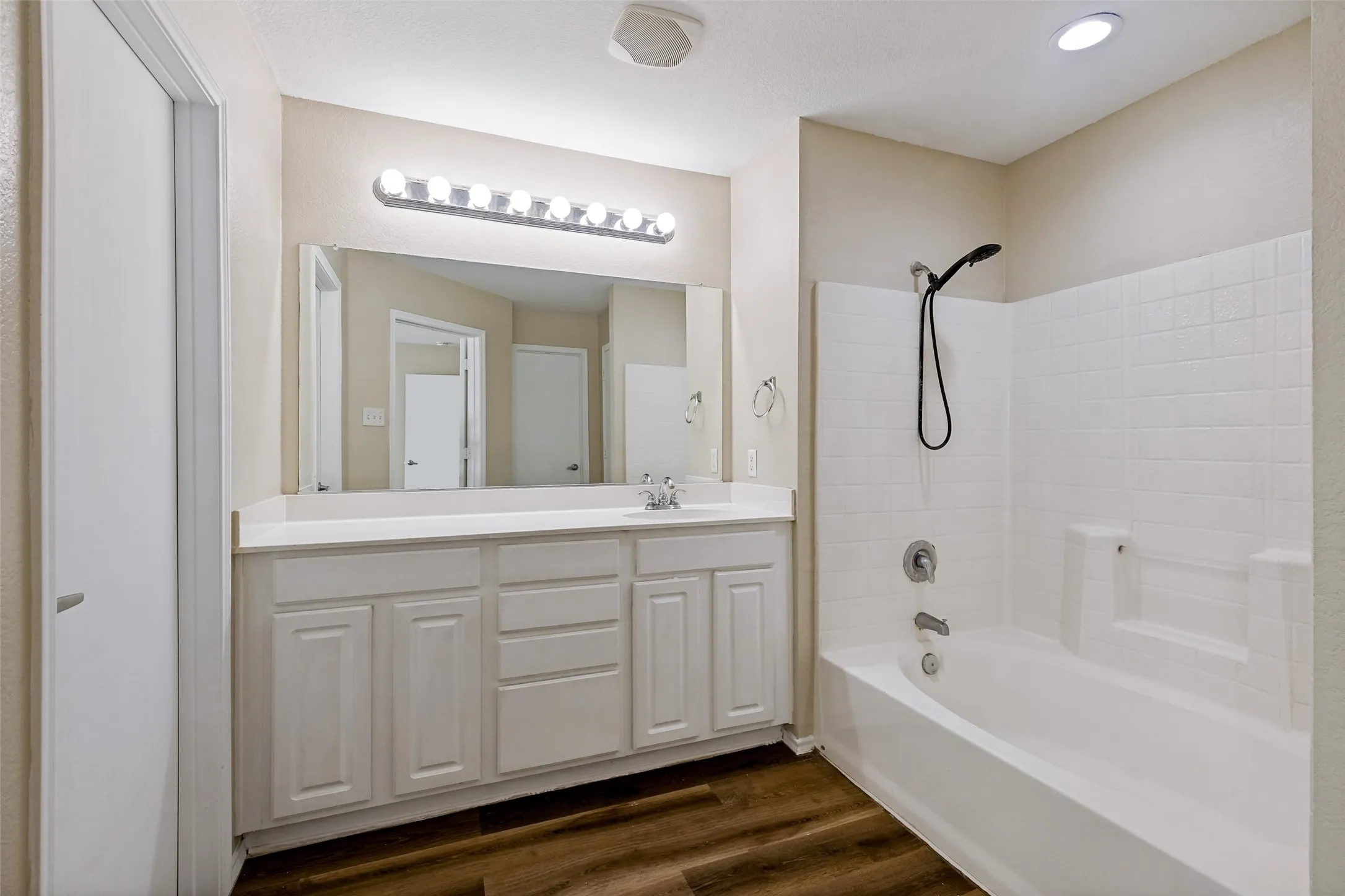 Single Family Residence For Sale in Tarrant County , 10417 Winding Passage Way, Fort Worth, Texas 76131, 4 Bedroom, 2 Bathroom, 2 Garage spaces, 1,984 Sqft, built in 2006, mls#21382698, Real Estate Agent in Fort Worth, Homes For Sale in Tarrant county, Homes For Sale in Fort Worth, Realtor in Fort Worth Texas, Real Estate Brokerage Independent Realty Texas, Luminita Cordes Realtor