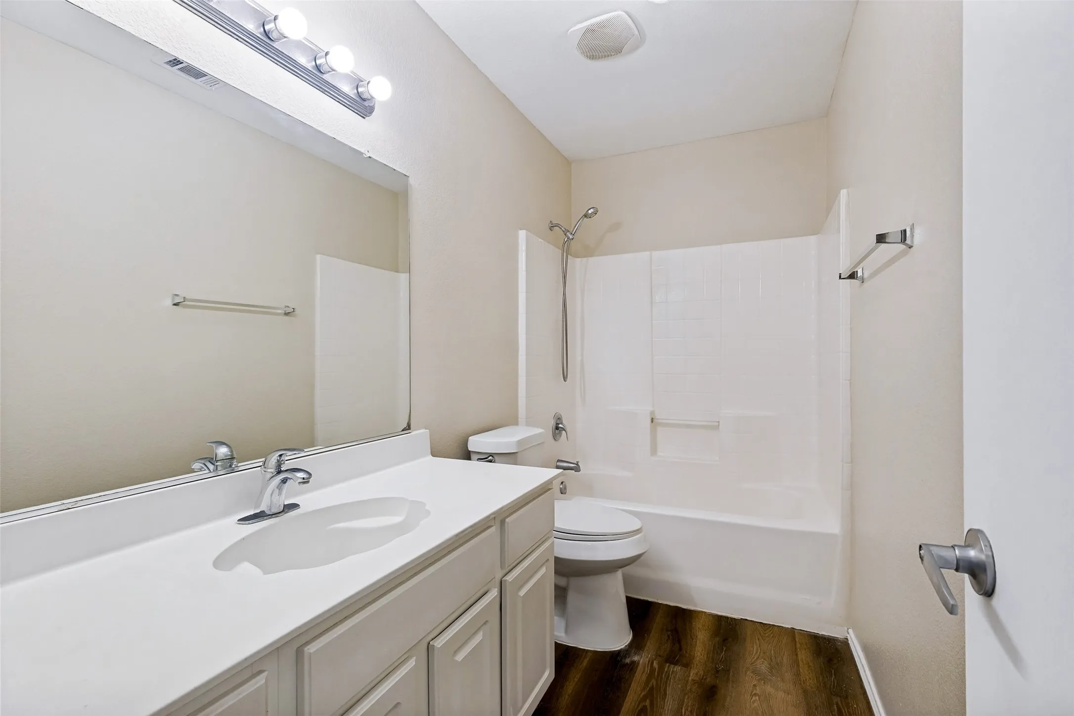 Single Family Residence For Sale in Tarrant County , 10417 Winding Passage Way, Fort Worth, Texas 76131, 4 Bedroom, 2 Bathroom, 2 Garage spaces, 1,984 Sqft, built in 2006, mls#21382698, Real Estate Agent in Fort Worth, Homes For Sale in Tarrant county, Homes For Sale in Fort Worth, Realtor in Fort Worth Texas, Real Estate Brokerage Independent Realty Texas, Luminita Cordes Realtor