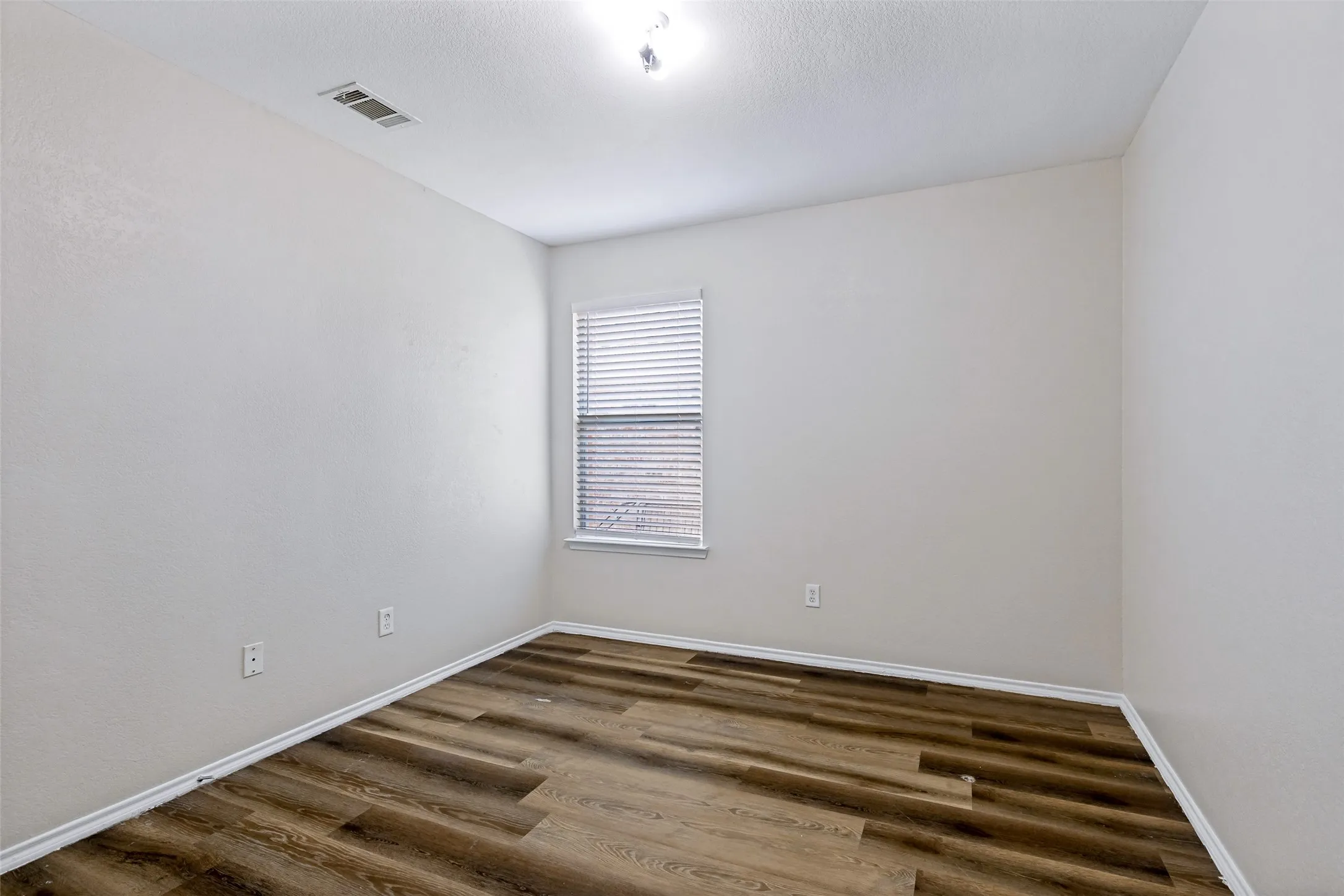 Single Family Residence For Sale in Tarrant County , 10417 Winding Passage Way, Fort Worth, Texas 76131, 4 Bedroom, 2 Bathroom, 2 Garage spaces, 1,984 Sqft, built in 2006, mls#21382698, Real Estate Agent in Fort Worth, Homes For Sale in Tarrant county, Homes For Sale in Fort Worth, Realtor in Fort Worth Texas, Real Estate Brokerage Independent Realty Texas, Luminita Cordes Realtor