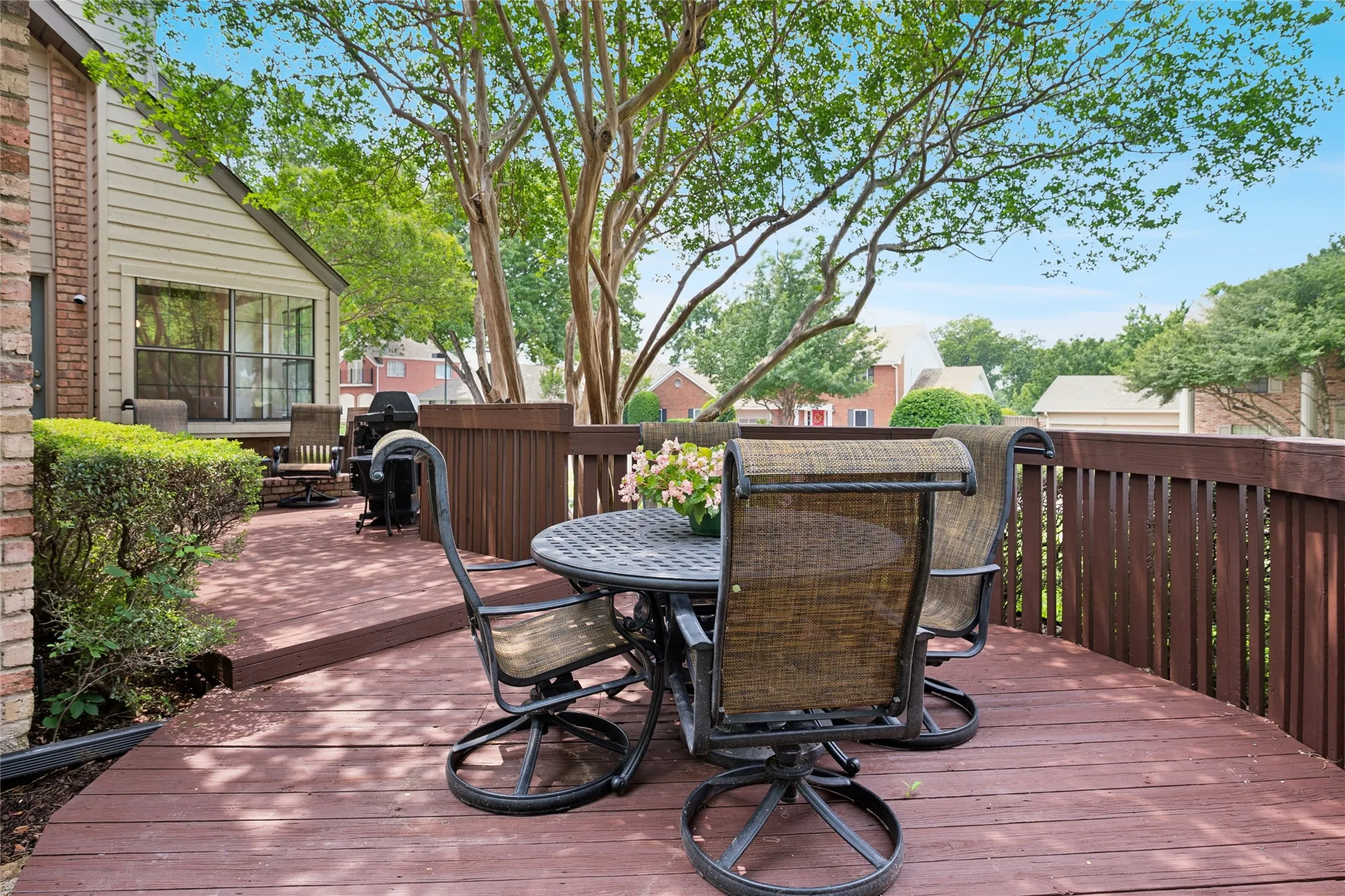 Side deck conveniently located just off the breakfast room and kitchen. Enjoy meals to the sound of birdsong in the trees.