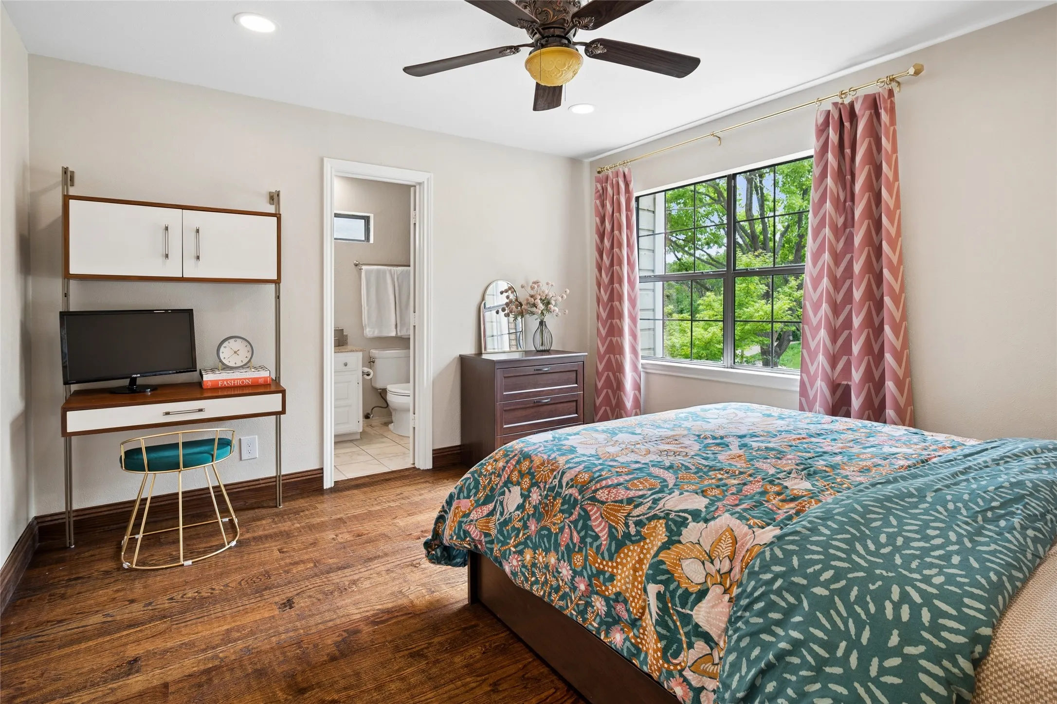2nd bedroom comes with it's own ensuite bathroom.