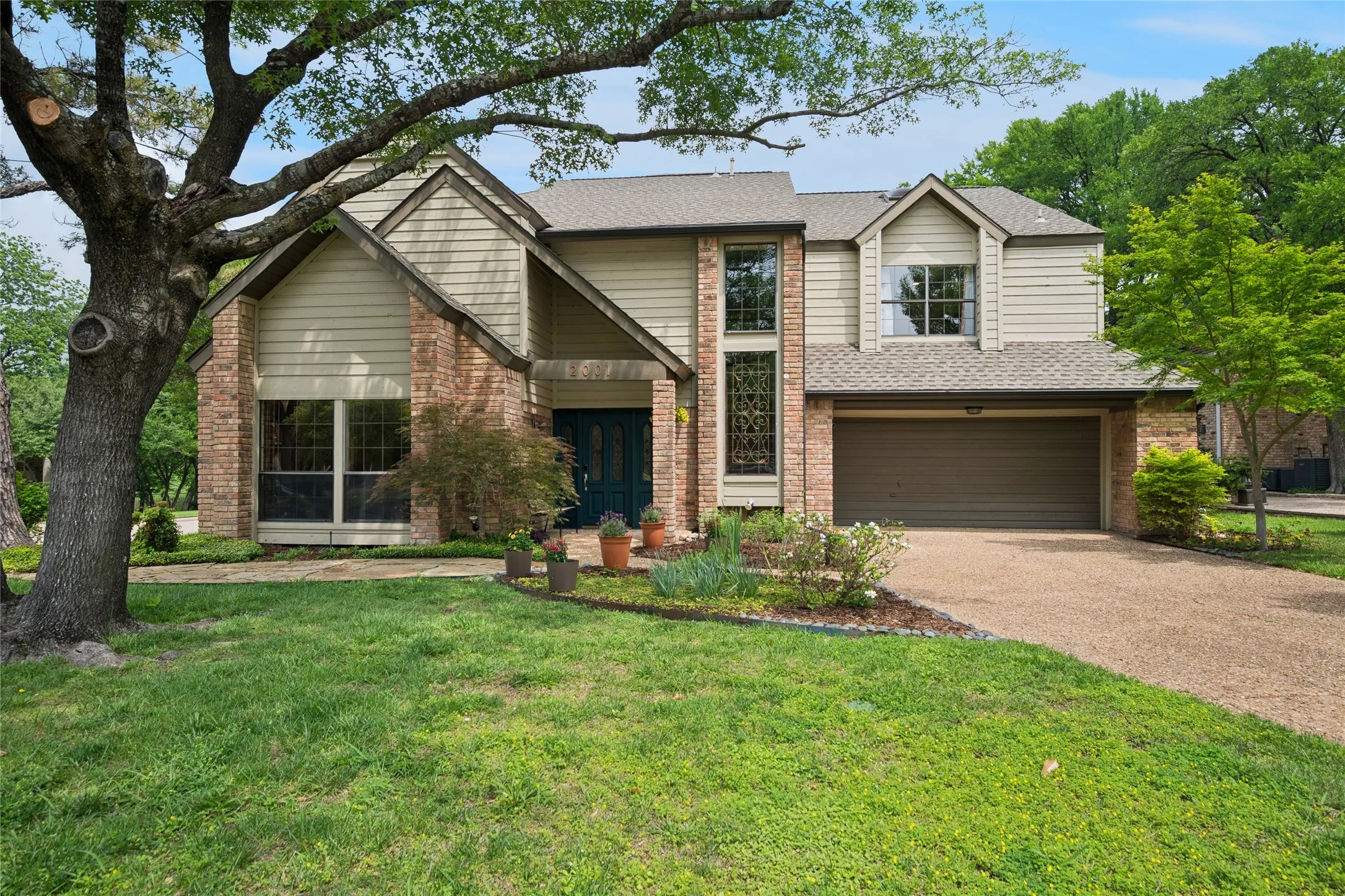 Single Family Residence For Sale in Collin County , 2001 Pebble Beach Court, Richardson, Texas 75082, 4 Bedroom, 4 Bathroom, 2 Garage spaces, 3,597 Sqft, built in 1981, mls#21382420, Real Estate Agent in Richardson, Homes For Sale in Collin county, Homes For Sale in Richardson, Realtor in Richardson Texas, Real Estate Brokerage Independent Realty Texas, Luminita Cordes Realtor