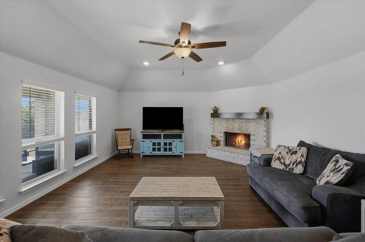 Single Family Residence For Sale in Parker County , 122 Post Oak Way, Weatherford, Texas 76087, 4 Bedroom, 2 Bathroom, 2 Garage spaces, 2,430 Sqft, built in 2018, mls#21382232, Real Estate Agent in Weatherford, Homes For Sale in Parker county, Homes For Sale in Weatherford, Realtor in Weatherford Texas, Real Estate Brokerage Independent Realty Texas, Luminita Cordes Realtor