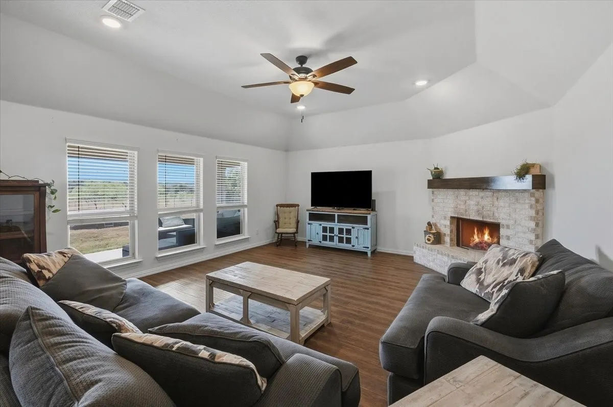 Single Family Residence For Sale in Parker County , 122 Post Oak Way, Weatherford, Texas 76087, 4 Bedroom, 2 Bathroom, 2 Garage spaces, 2,430 Sqft, built in 2018, mls#21382232, Real Estate Agent in Weatherford, Homes For Sale in Parker county, Homes For Sale in Weatherford, Realtor in Weatherford Texas, Real Estate Brokerage Independent Realty Texas, Luminita Cordes Realtor