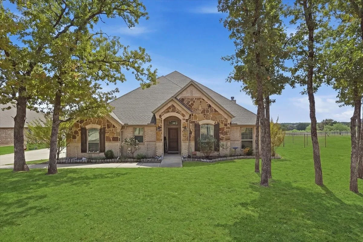 Single Family Residence For Sale in Parker County , 122 Post Oak Way, Weatherford, Texas 76087, 4 Bedroom, 2 Bathroom, 2 Garage spaces, 2,430 Sqft, built in 2018, mls#21382232, Real Estate Agent in Weatherford, Homes For Sale in Parker county, Homes For Sale in Weatherford, Realtor in Weatherford Texas, Real Estate Brokerage Independent Realty Texas, Luminita Cordes Realtor