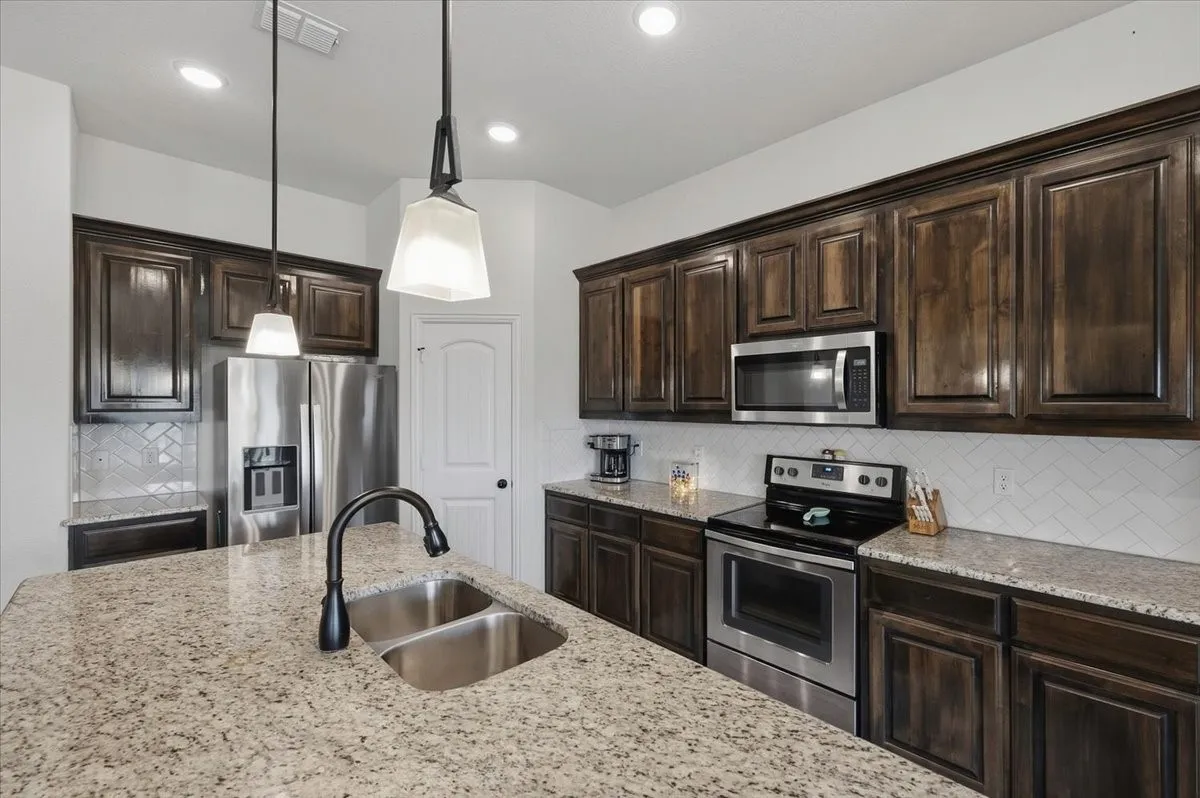 Single Family Residence For Sale in Parker County , 122 Post Oak Way, Weatherford, Texas 76087, 4 Bedroom, 2 Bathroom, 2 Garage spaces, 2,430 Sqft, built in 2018, mls#21382232, Real Estate Agent in Weatherford, Homes For Sale in Parker county, Homes For Sale in Weatherford, Realtor in Weatherford Texas, Real Estate Brokerage Independent Realty Texas, Luminita Cordes Realtor