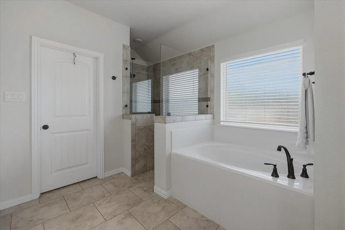 Single Family Residence For Sale in Parker County , 122 Post Oak Way, Weatherford, Texas 76087, 4 Bedroom, 2 Bathroom, 2 Garage spaces, 2,430 Sqft, built in 2018, mls#21382232, Real Estate Agent in Weatherford, Homes For Sale in Parker county, Homes For Sale in Weatherford, Realtor in Weatherford Texas, Real Estate Brokerage Independent Realty Texas, Luminita Cordes Realtor