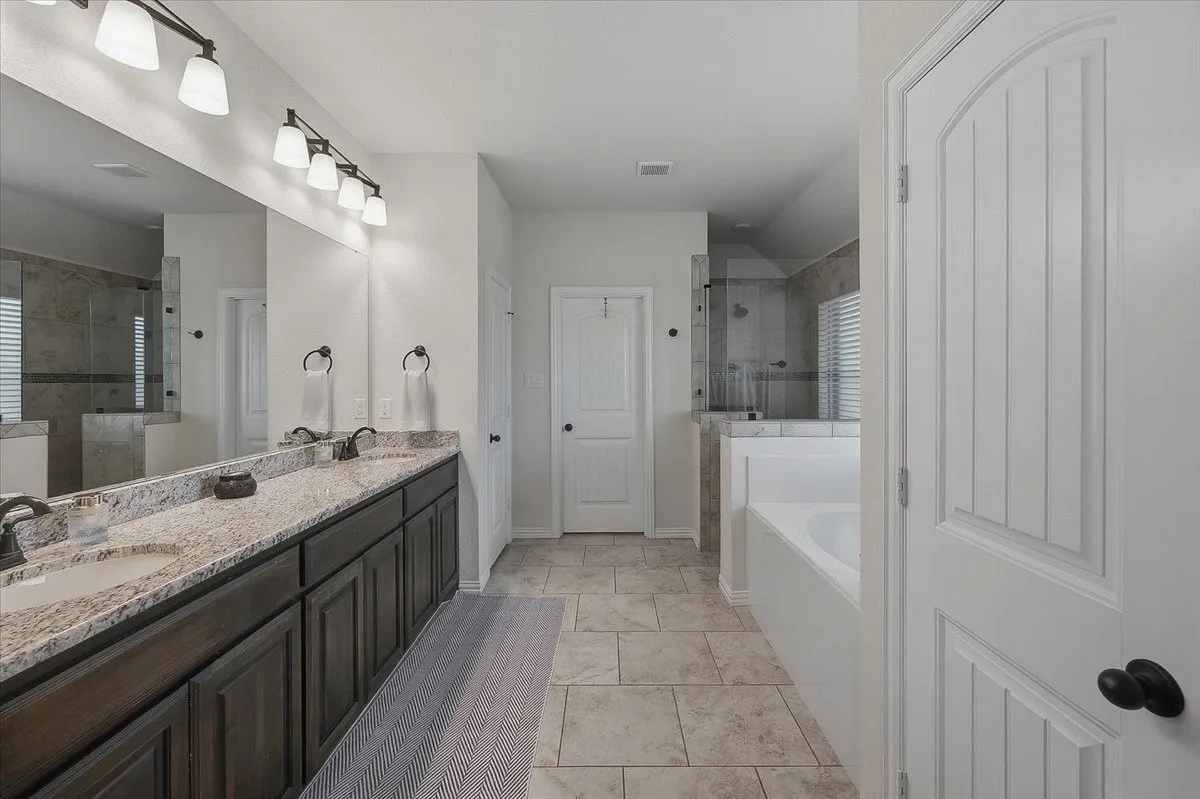 Single Family Residence For Sale in Parker County , 122 Post Oak Way, Weatherford, Texas 76087, 4 Bedroom, 2 Bathroom, 2 Garage spaces, 2,430 Sqft, built in 2018, mls#21382232, Real Estate Agent in Weatherford, Homes For Sale in Parker county, Homes For Sale in Weatherford, Realtor in Weatherford Texas, Real Estate Brokerage Independent Realty Texas, Luminita Cordes Realtor