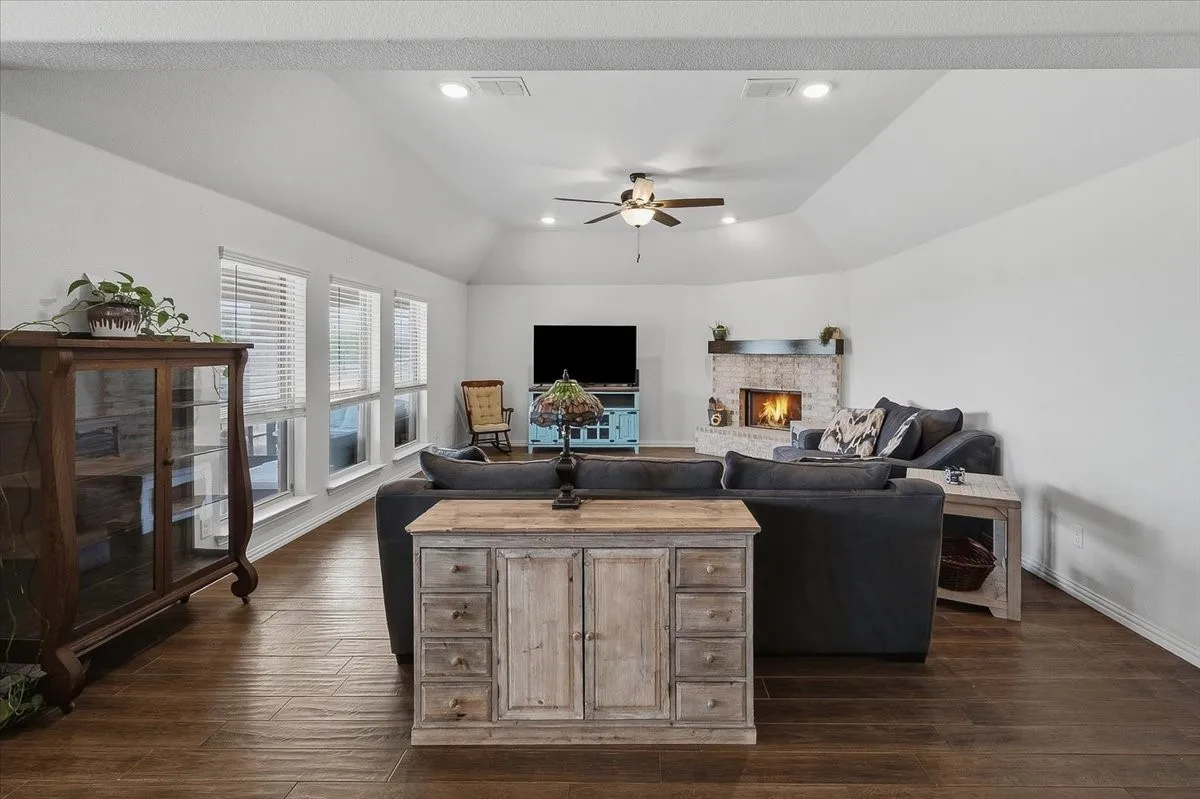 Single Family Residence For Sale in Parker County , 122 Post Oak Way, Weatherford, Texas 76087, 4 Bedroom, 2 Bathroom, 2 Garage spaces, 2,430 Sqft, built in 2018, mls#21382232, Real Estate Agent in Weatherford, Homes For Sale in Parker county, Homes For Sale in Weatherford, Realtor in Weatherford Texas, Real Estate Brokerage Independent Realty Texas, Luminita Cordes Realtor