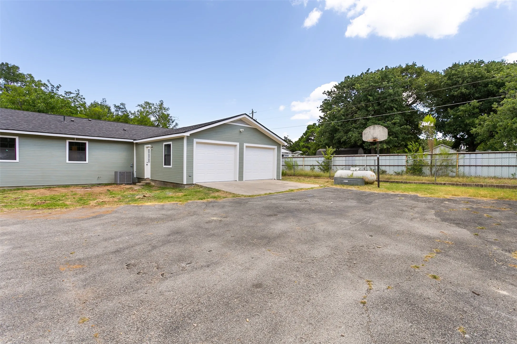 Single Family Residence For Sale in Parker County , 1346 S Reno Road, Reno, Texas 76082, 3 Bedroom, 2 Bathroom, 4 Garage spaces, 1,464 Sqft, built in 1972, mls#21382897, Real Estate Agent in Reno, Homes For Sale in Parker county, Homes For Sale in Reno, Realtor in Reno Texas, Real Estate Brokerage Independent Realty Texas, Luminita Cordes Realtor
