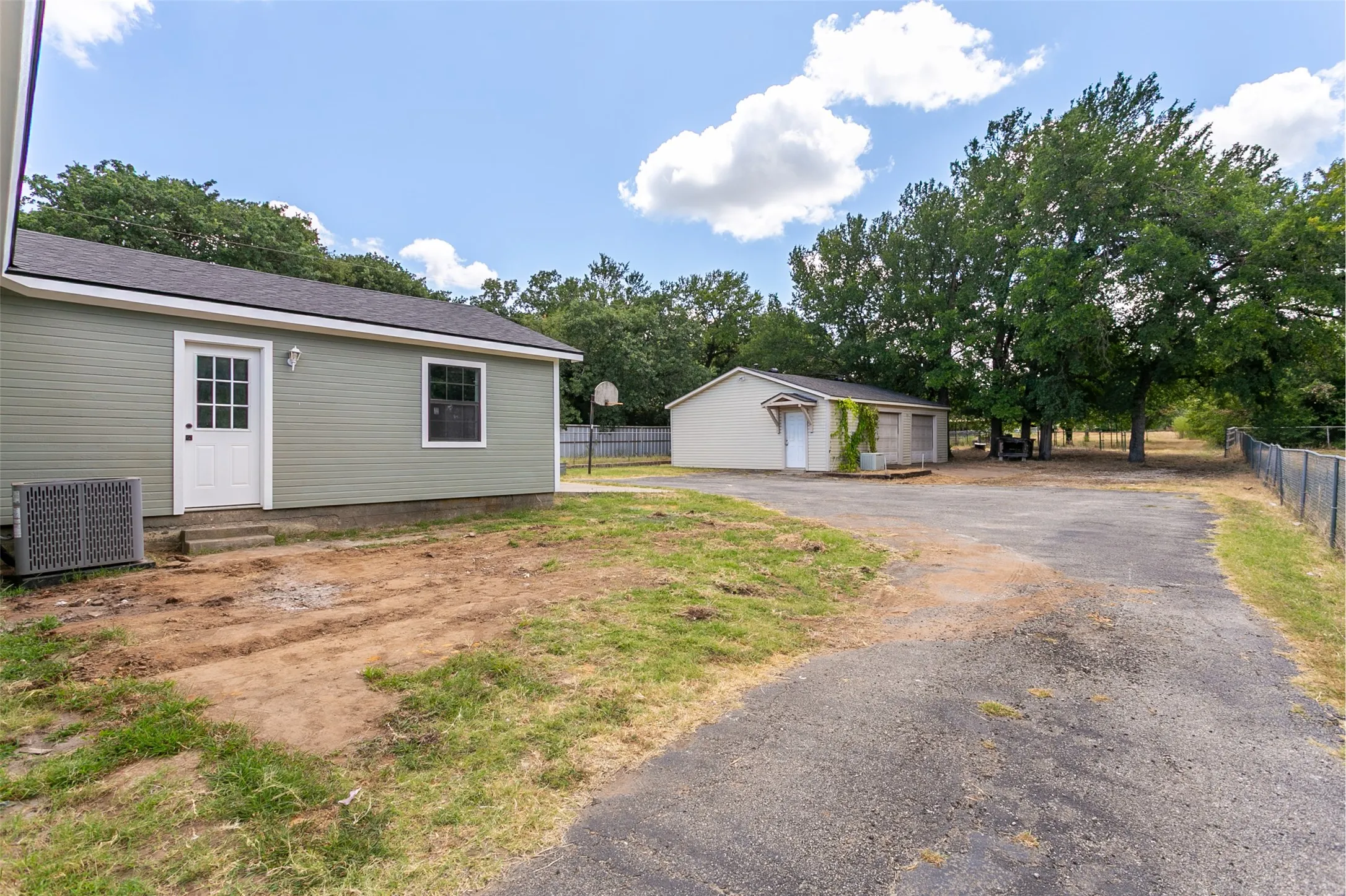 Single Family Residence For Sale in Parker County , 1346 S Reno Road, Reno, Texas 76082, 3 Bedroom, 2 Bathroom, 4 Garage spaces, 1,464 Sqft, built in 1972, mls#21382897, Real Estate Agent in Reno, Homes For Sale in Parker county, Homes For Sale in Reno, Realtor in Reno Texas, Real Estate Brokerage Independent Realty Texas, Luminita Cordes Realtor
