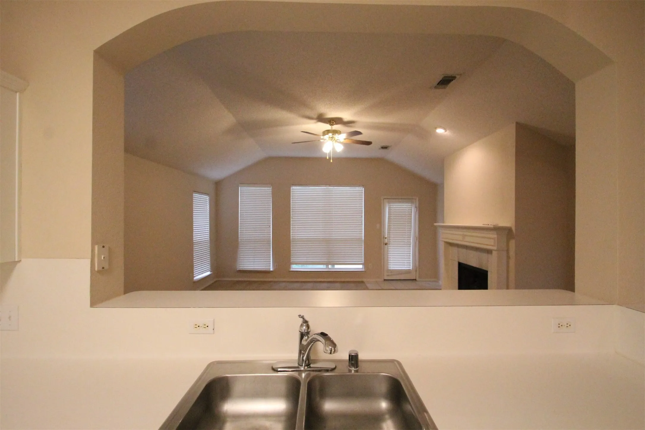 Single Family Residence For Rent in Collin County , 2920 COVENTRY LN, Mc Kinney, Texas 75069, 3 Bedroom, 2 Bathroom, 2 Garage spaces, 2,105 Sqft, built in 1997, mls#21382902, Real Estate Agent in Mc Kinney, Homes For Rent in Collin county, Homes For Rent in Mc Kinney, Realtor in Mc Kinney Texas, Real Estate Brokerage Independent Realty Texas, Luminita Cordes Realtor