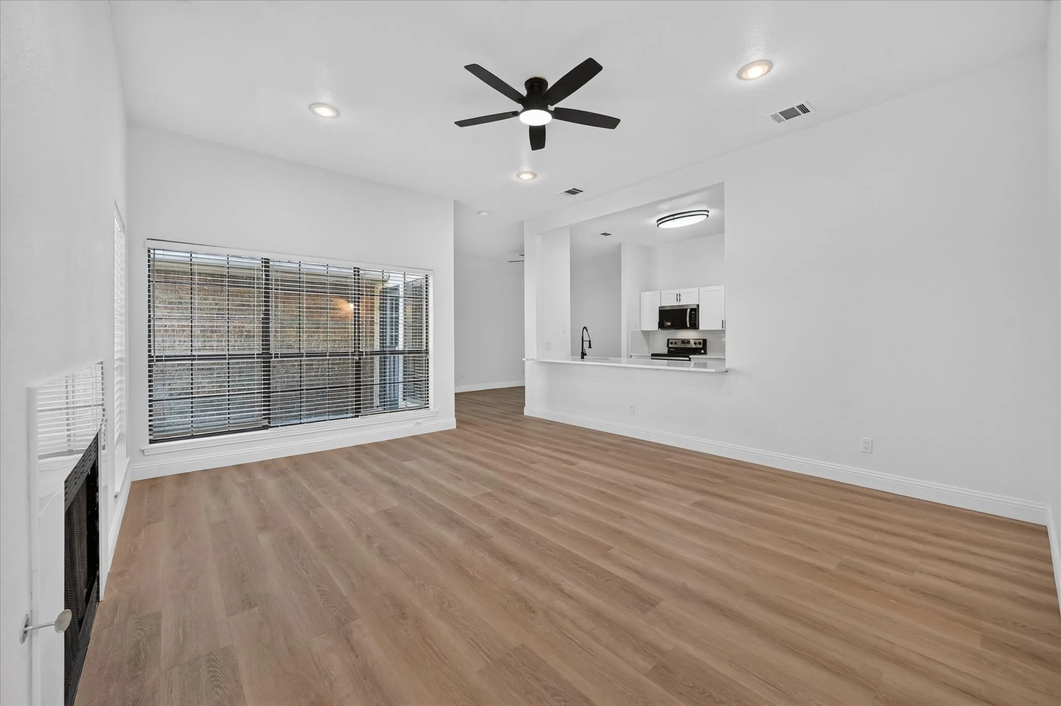 Townhouse For Rent in Tarrant County , 1246 W Hudgins Street 1248, Grapevine, Texas 76051, 3 Bedroom, 2 Bathroom, 2 Garage spaces, 2,876 Sqft, built in 1985, mls#21382847, Real Estate Agent in Grapevine, Homes For Rent in Tarrant county, Homes For Rent in Grapevine, Realtor in Grapevine Texas, Real Estate Brokerage Independent Realty Texas, Luminita Cordes Realtor
