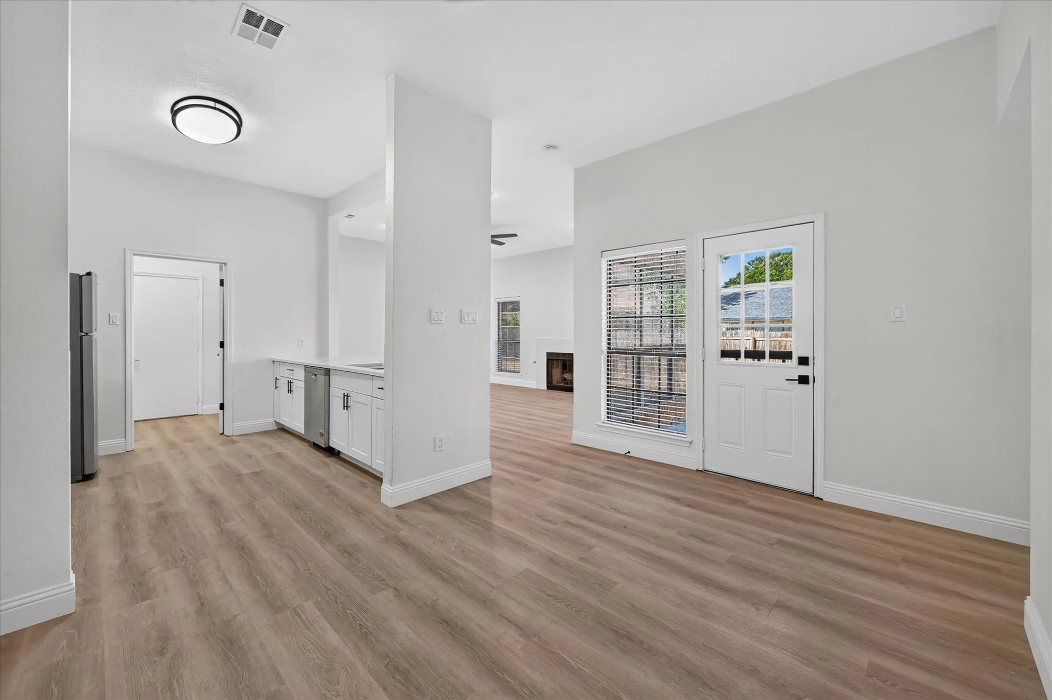 Townhouse For Rent in Tarrant County , 1246 W Hudgins Street 1248, Grapevine, Texas 76051, 3 Bedroom, 2 Bathroom, 2 Garage spaces, 2,876 Sqft, built in 1985, mls#21382847, Real Estate Agent in Grapevine, Homes For Rent in Tarrant county, Homes For Rent in Grapevine, Realtor in Grapevine Texas, Real Estate Brokerage Independent Realty Texas, Luminita Cordes Realtor
