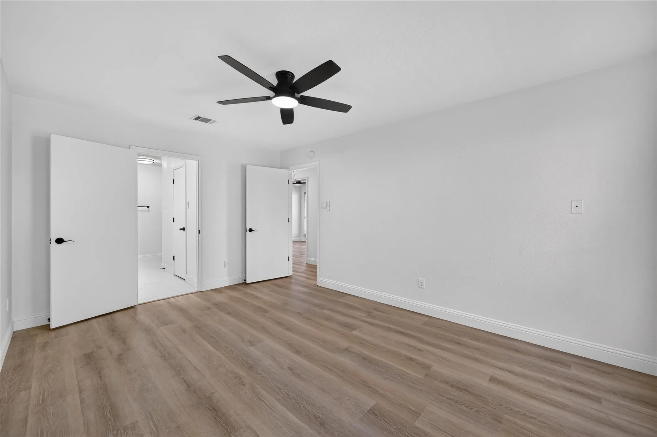 Townhouse For Rent in Tarrant County , 1246 W Hudgins Street 1248, Grapevine, Texas 76051, 3 Bedroom, 2 Bathroom, 2 Garage spaces, 2,876 Sqft, built in 1985, mls#21382847, Real Estate Agent in Grapevine, Homes For Rent in Tarrant county, Homes For Rent in Grapevine, Realtor in Grapevine Texas, Real Estate Brokerage Independent Realty Texas, Luminita Cordes Realtor