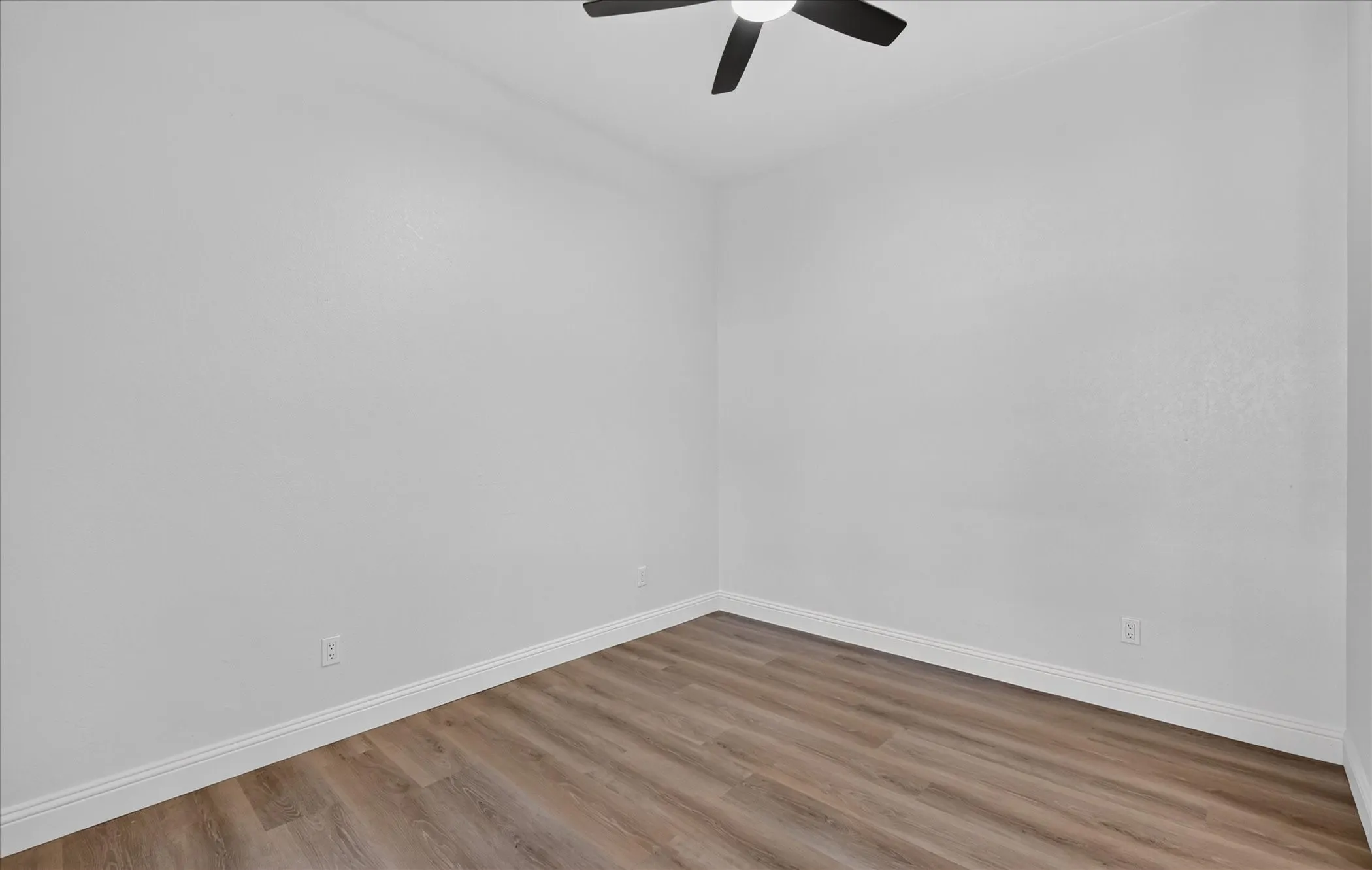 Townhouse For Rent in Tarrant County , 1246 W Hudgins Street 1248, Grapevine, Texas 76051, 3 Bedroom, 2 Bathroom, 2 Garage spaces, 2,876 Sqft, built in 1985, mls#21382847, Real Estate Agent in Grapevine, Homes For Rent in Tarrant county, Homes For Rent in Grapevine, Realtor in Grapevine Texas, Real Estate Brokerage Independent Realty Texas, Luminita Cordes Realtor