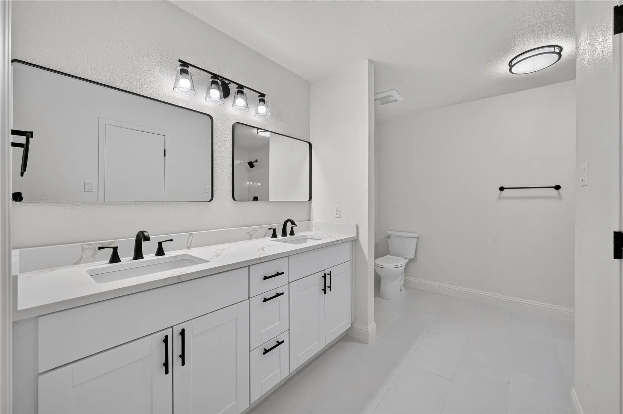 Townhouse For Rent in Tarrant County , 1246 W Hudgins Street 1248, Grapevine, Texas 76051, 3 Bedroom, 2 Bathroom, 2 Garage spaces, 2,876 Sqft, built in 1985, mls#21382847, Real Estate Agent in Grapevine, Homes For Rent in Tarrant county, Homes For Rent in Grapevine, Realtor in Grapevine Texas, Real Estate Brokerage Independent Realty Texas, Luminita Cordes Realtor