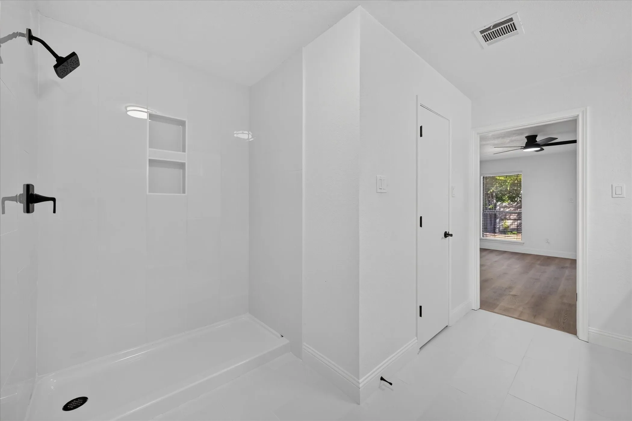 Townhouse For Rent in Tarrant County , 1246 W Hudgins Street 1248, Grapevine, Texas 76051, 3 Bedroom, 2 Bathroom, 2 Garage spaces, 2,876 Sqft, built in 1985, mls#21382847, Real Estate Agent in Grapevine, Homes For Rent in Tarrant county, Homes For Rent in Grapevine, Realtor in Grapevine Texas, Real Estate Brokerage Independent Realty Texas, Luminita Cordes Realtor