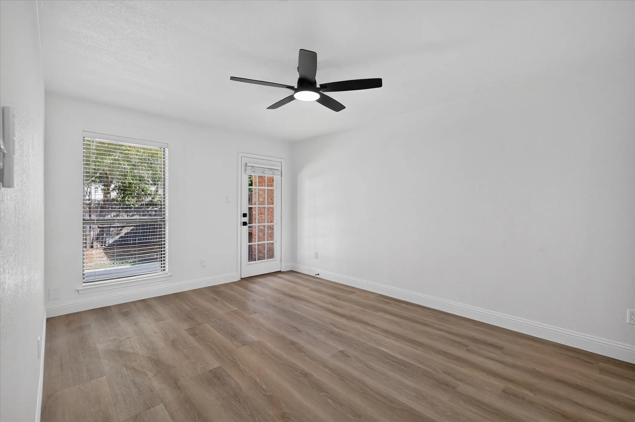 Townhouse For Rent in Tarrant County , 1246 W Hudgins Street 1248, Grapevine, Texas 76051, 3 Bedroom, 2 Bathroom, 2 Garage spaces, 2,876 Sqft, built in 1985, mls#21382847, Real Estate Agent in Grapevine, Homes For Rent in Tarrant county, Homes For Rent in Grapevine, Realtor in Grapevine Texas, Real Estate Brokerage Independent Realty Texas, Luminita Cordes Realtor